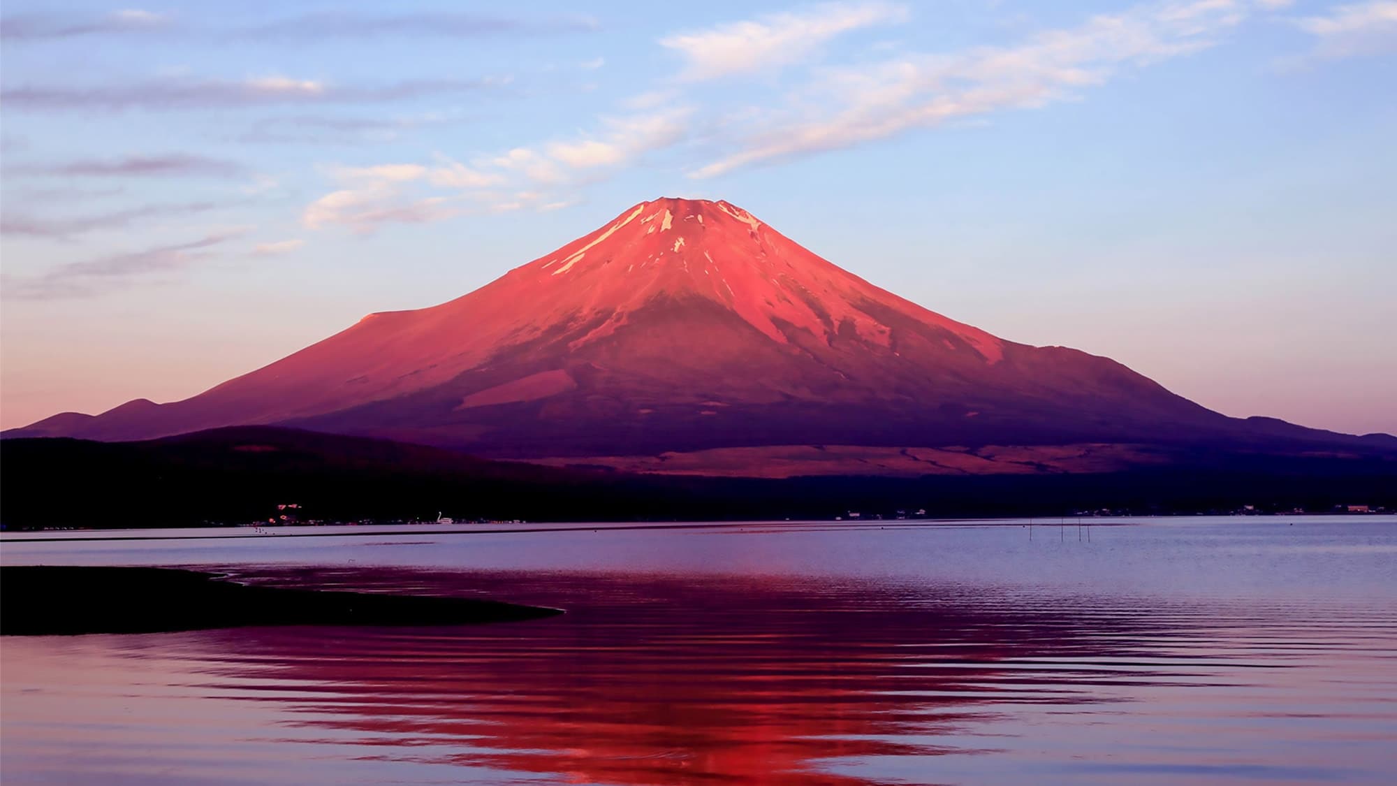 ・The auspicious red Fuji, illuminated by the summer morning sun