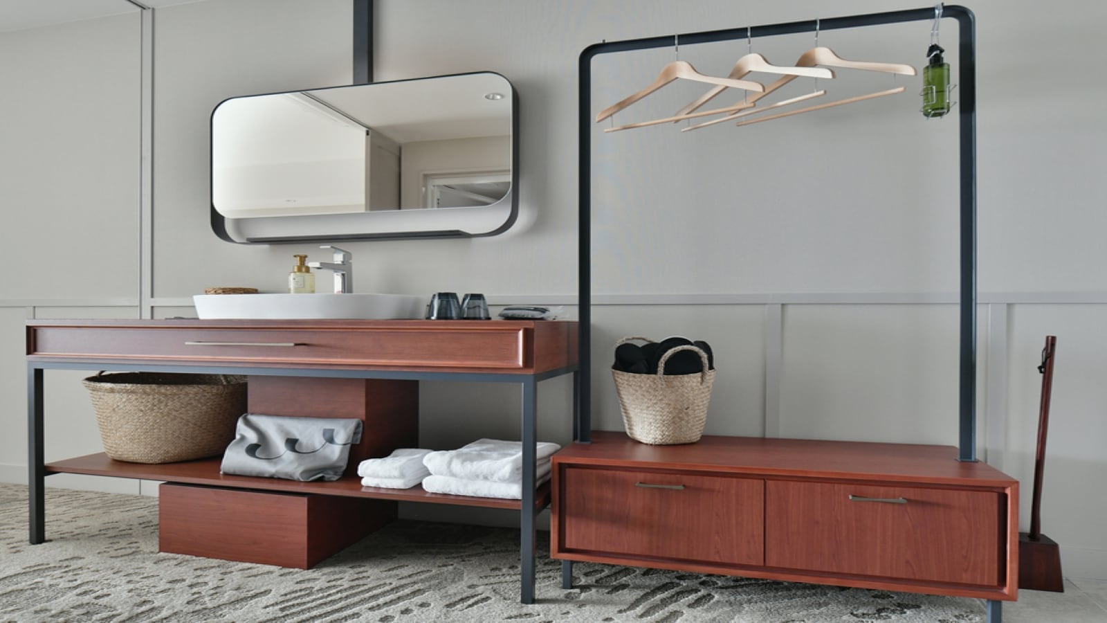 Premium Room Premier Wing｜Premium Room with a separate washbasin
