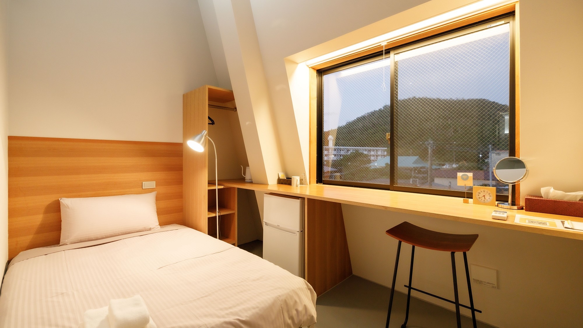[Standard single] Compact room. There is plenty of storage space.