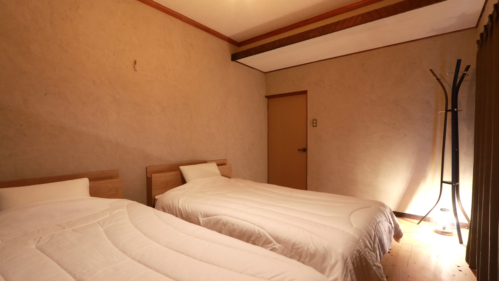 [COOL SHIP] A Western-style room with two semi-double beds for 1-2 people.