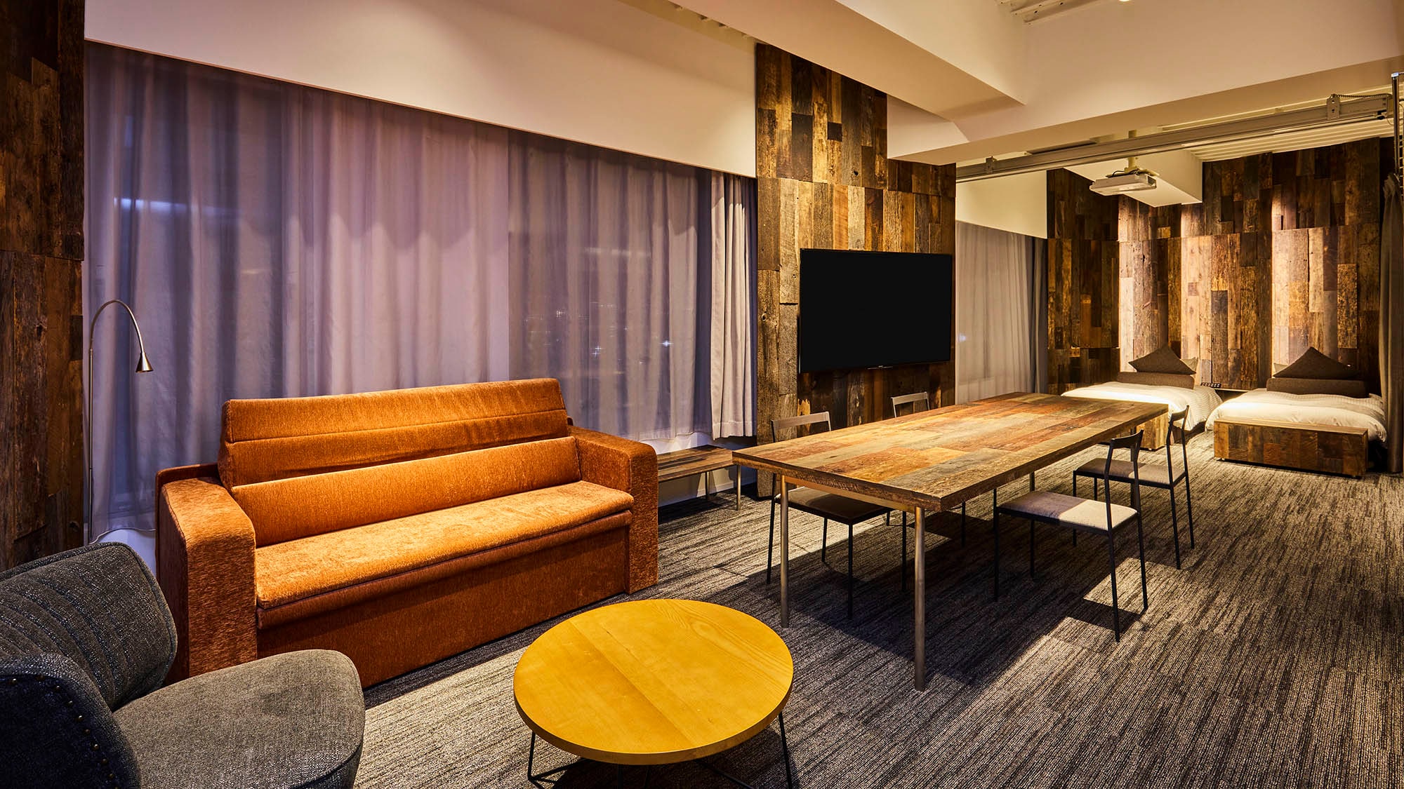 Atelier Suite | Nikmati waktu mewah bersantai di sofa dan melihat pemandangan kota di malam hari melalui jendela besar.