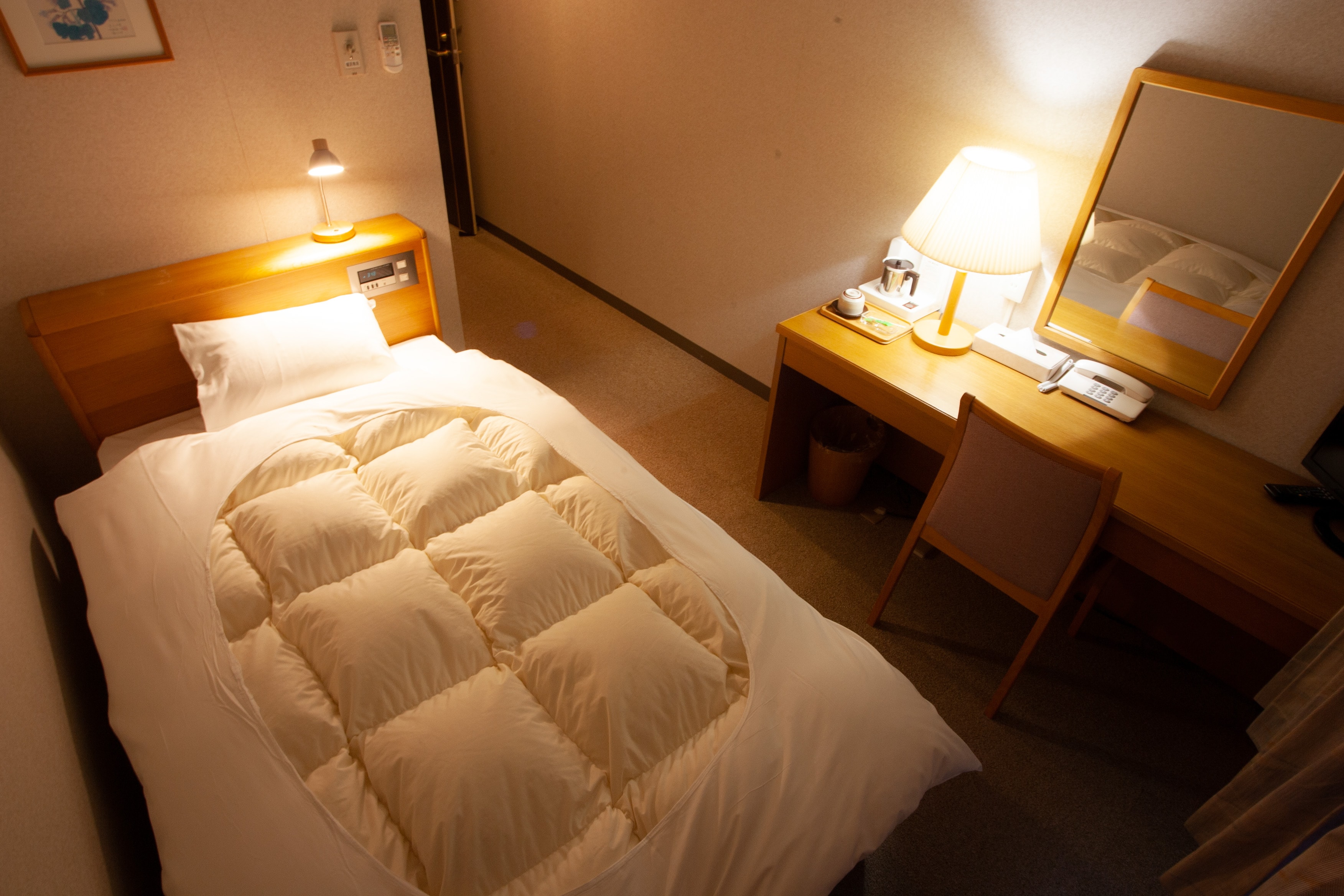 Kamar single gedung hotel (58 kamar) dari jendela
