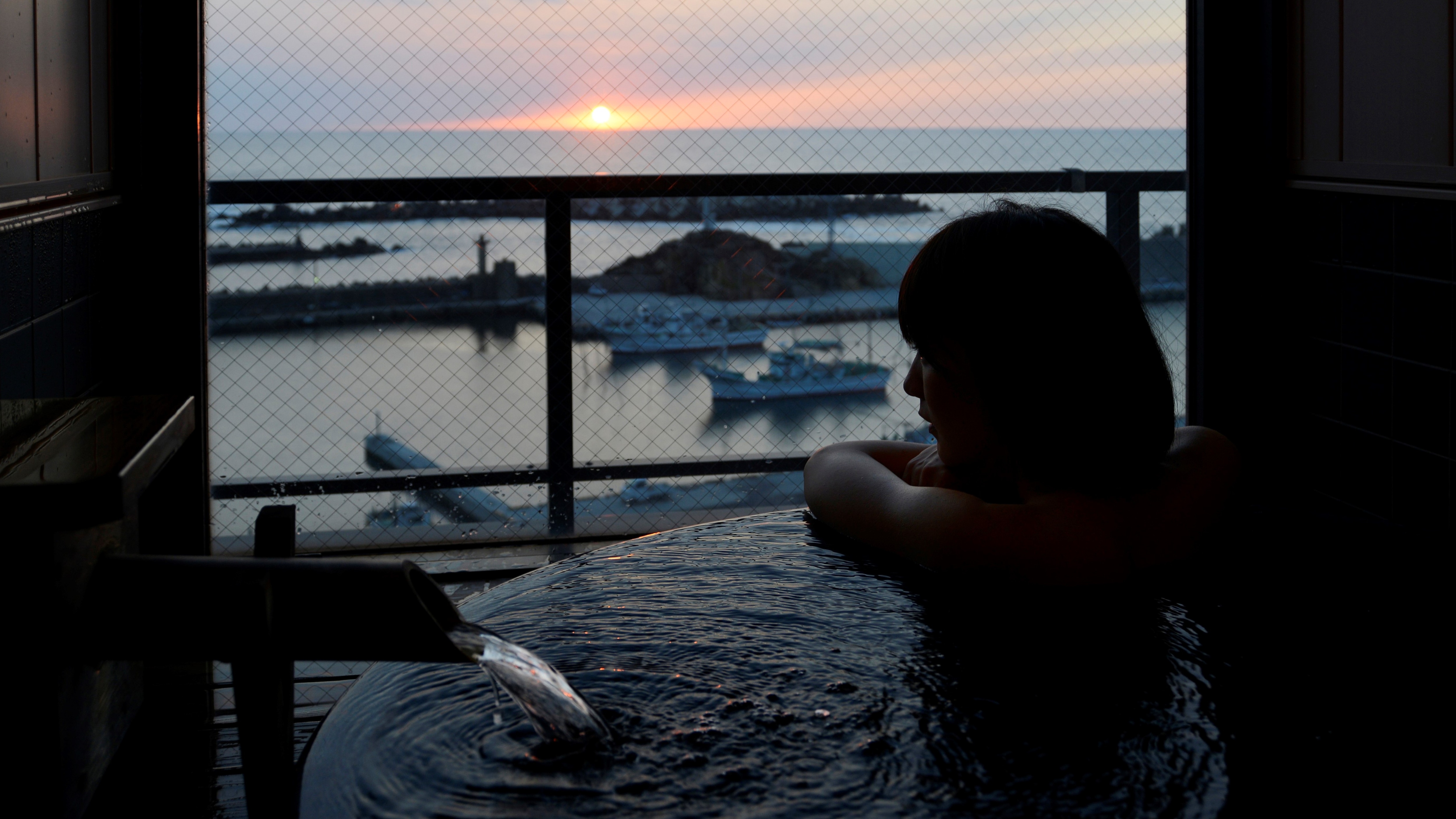 【客房觀景浴】 從客房觀景浴可以欣賞到日本海美麗的夕陽…