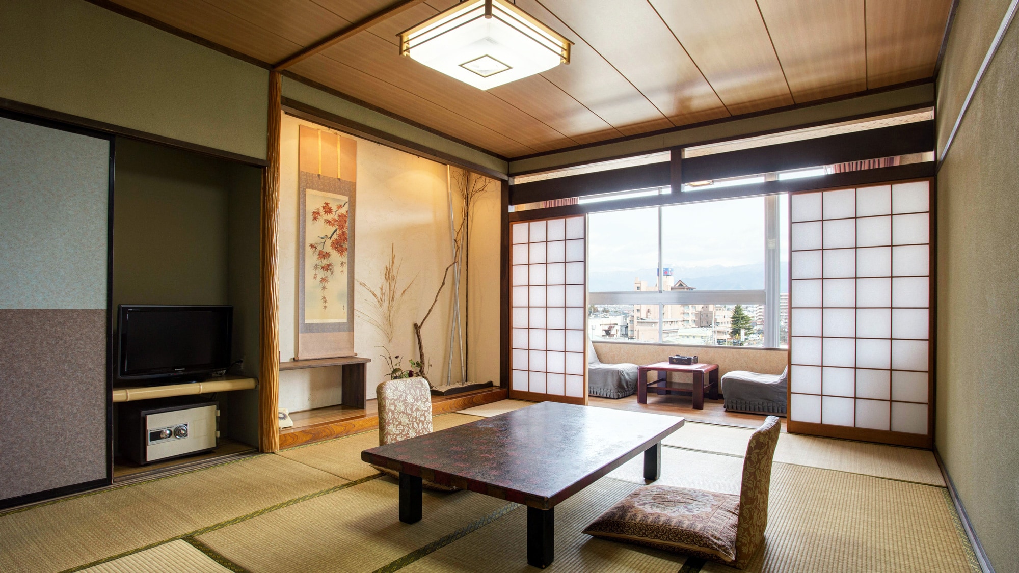 *[Example of a guest room (Japanese-style room with 10.5 tatami mats and bathroom)] This is our standard room. Please relax and enjoy your stay.