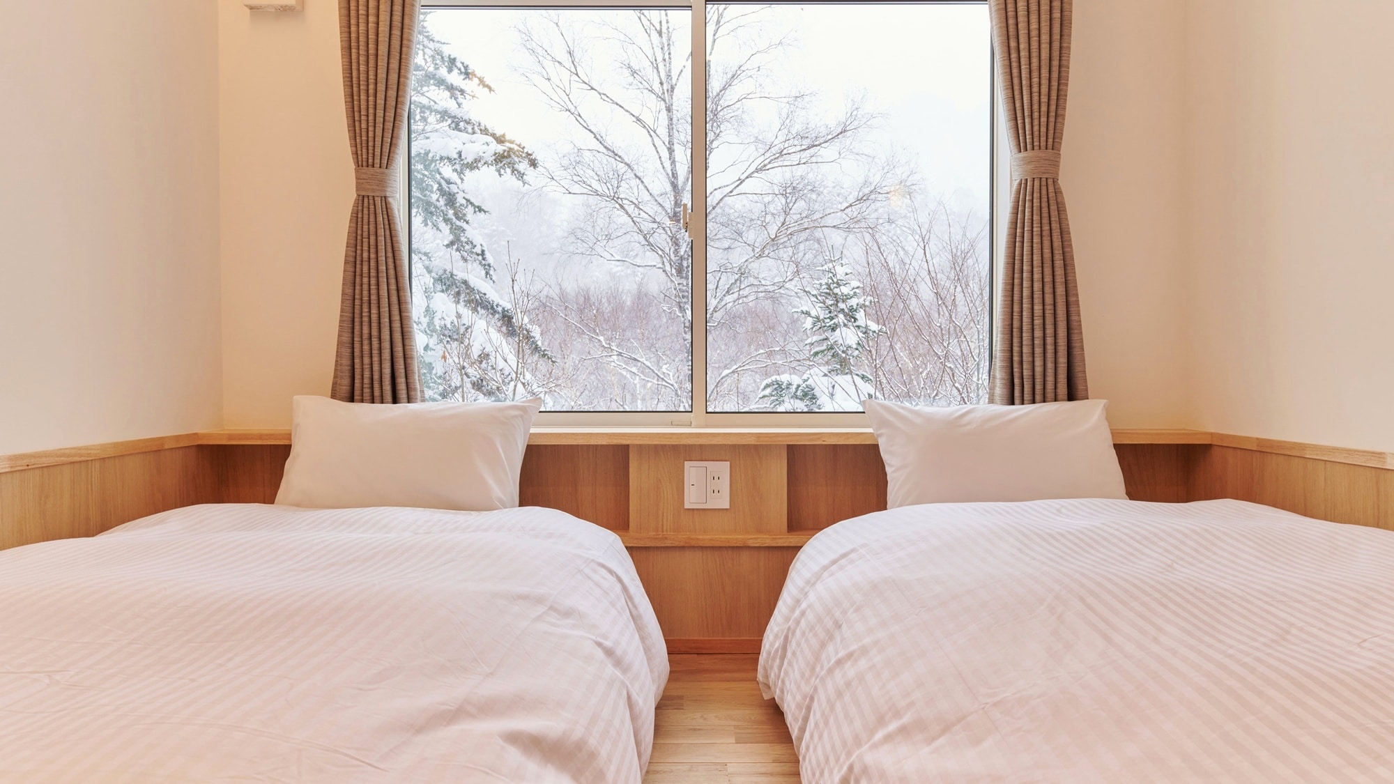 *[Renovated Twin Room in Annex (West side with Garden View)] A renovated twin room with a modern atmosphere.