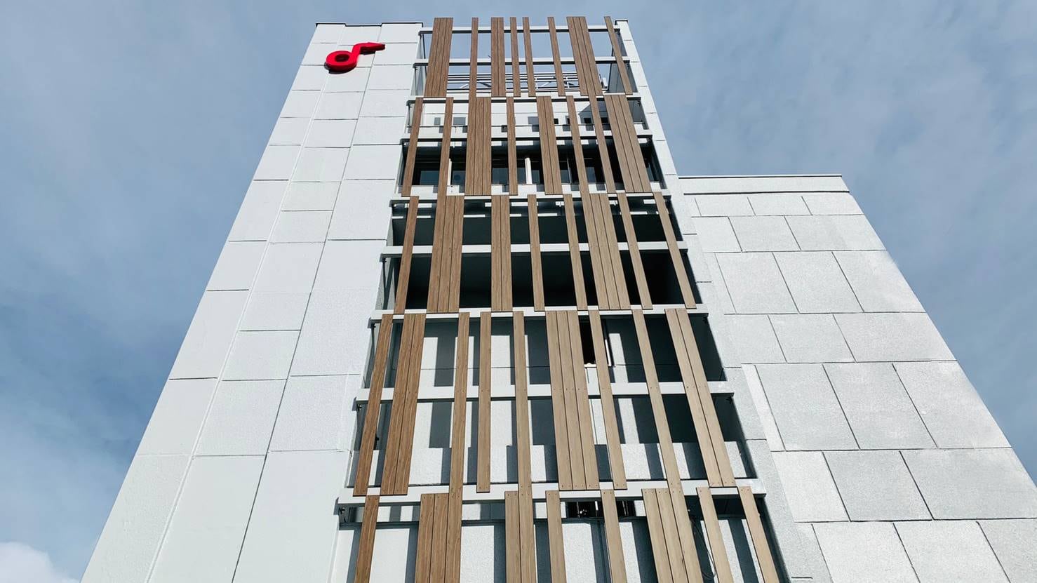[Exterior] White exterior. About 10 minutes by car from JR Fukuyama Station and Fukuyama IC.