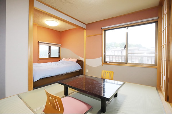 Japanese-style room with bed