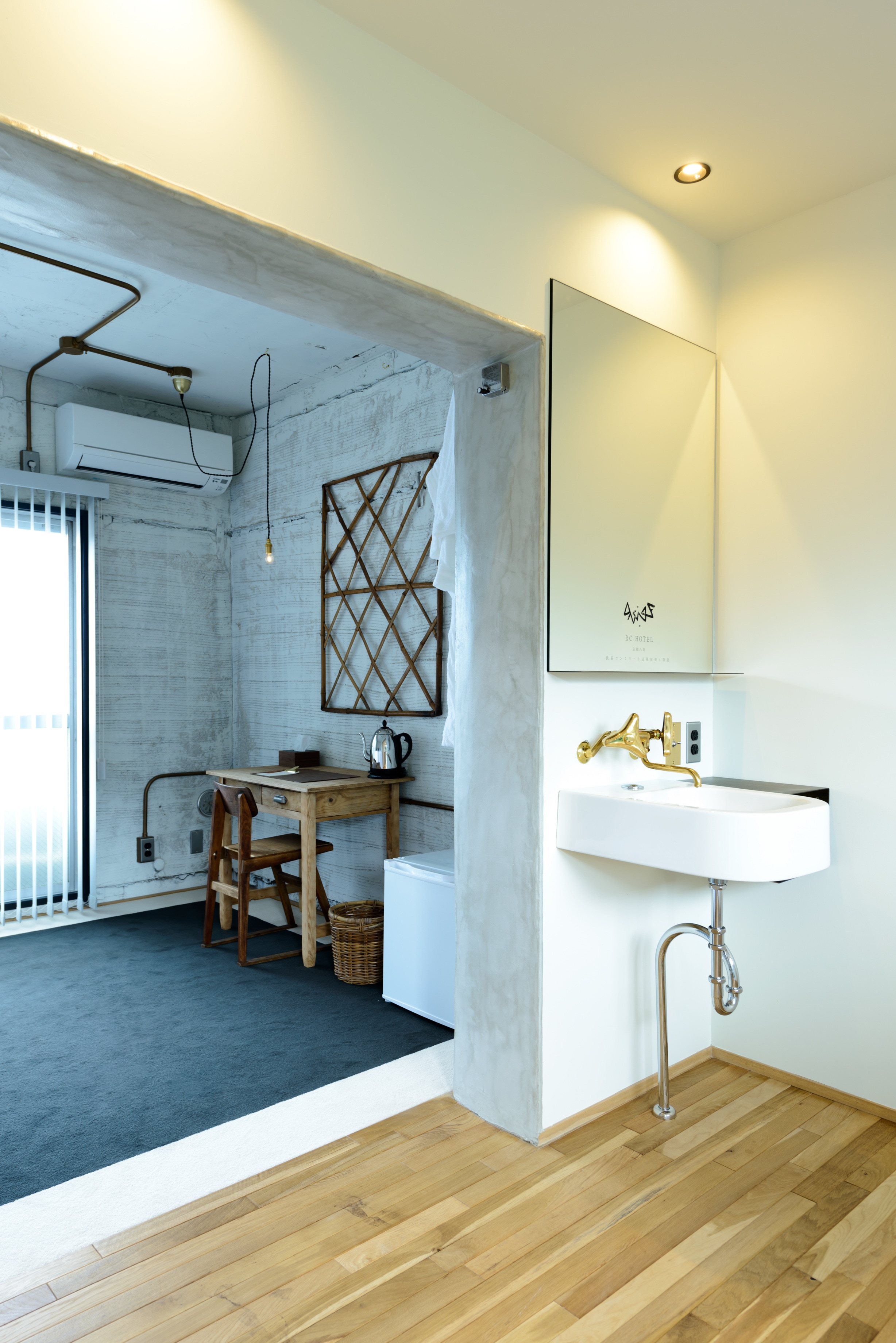 Interior / desk