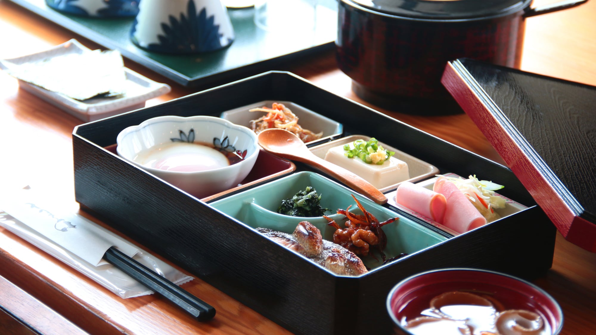 [Japanese breakfast] Colorful and vibrant. Enjoy your meal while taking in the view of Mt. Daisen.