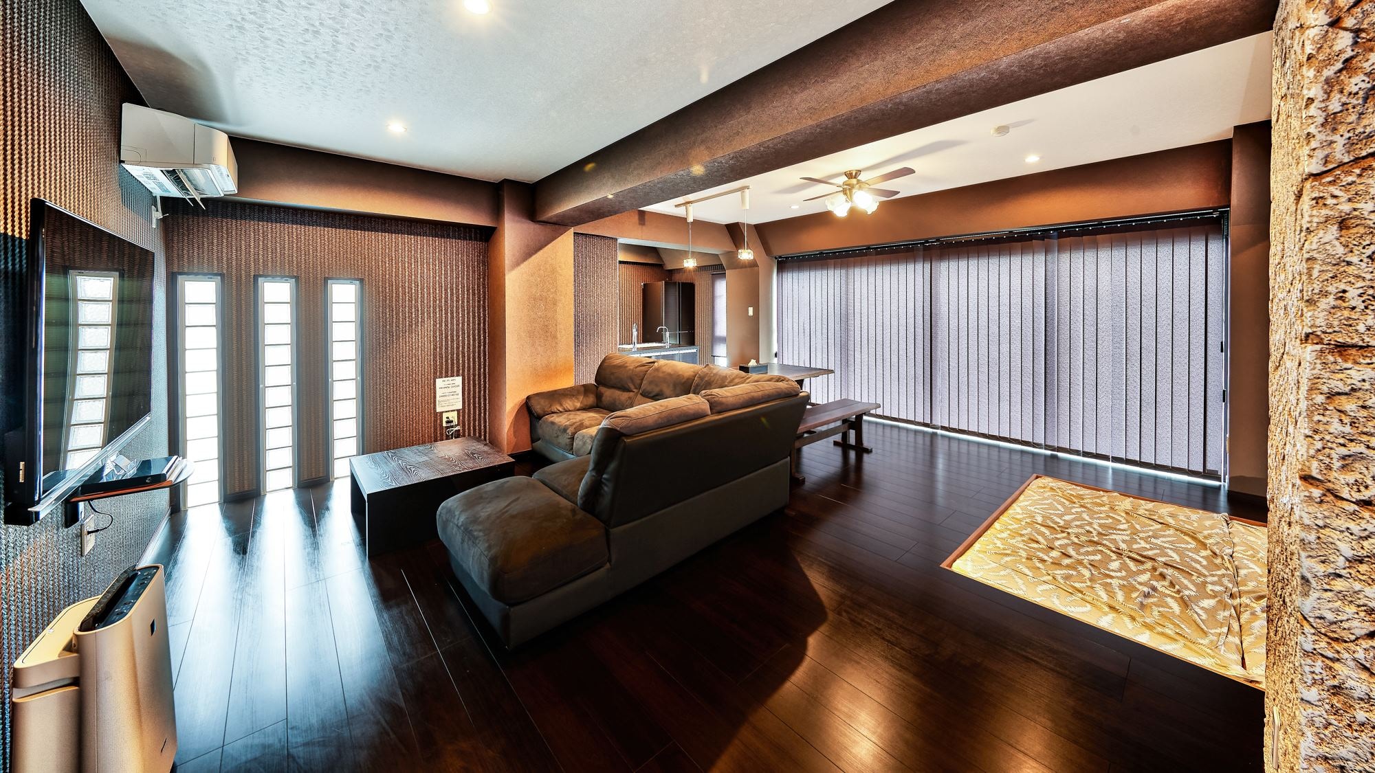 [Deluxe Suite] The living area is a VIP space design like a mansion.
