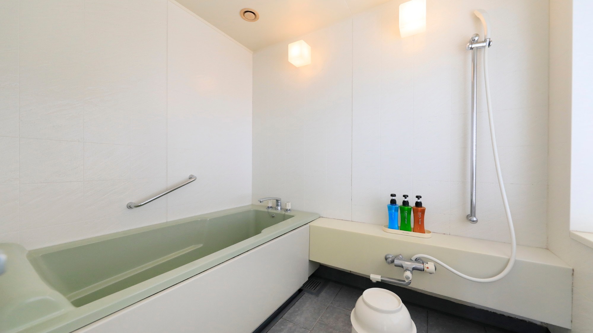 The bathroom and toilet are separate so you can relax comfortably. *Example