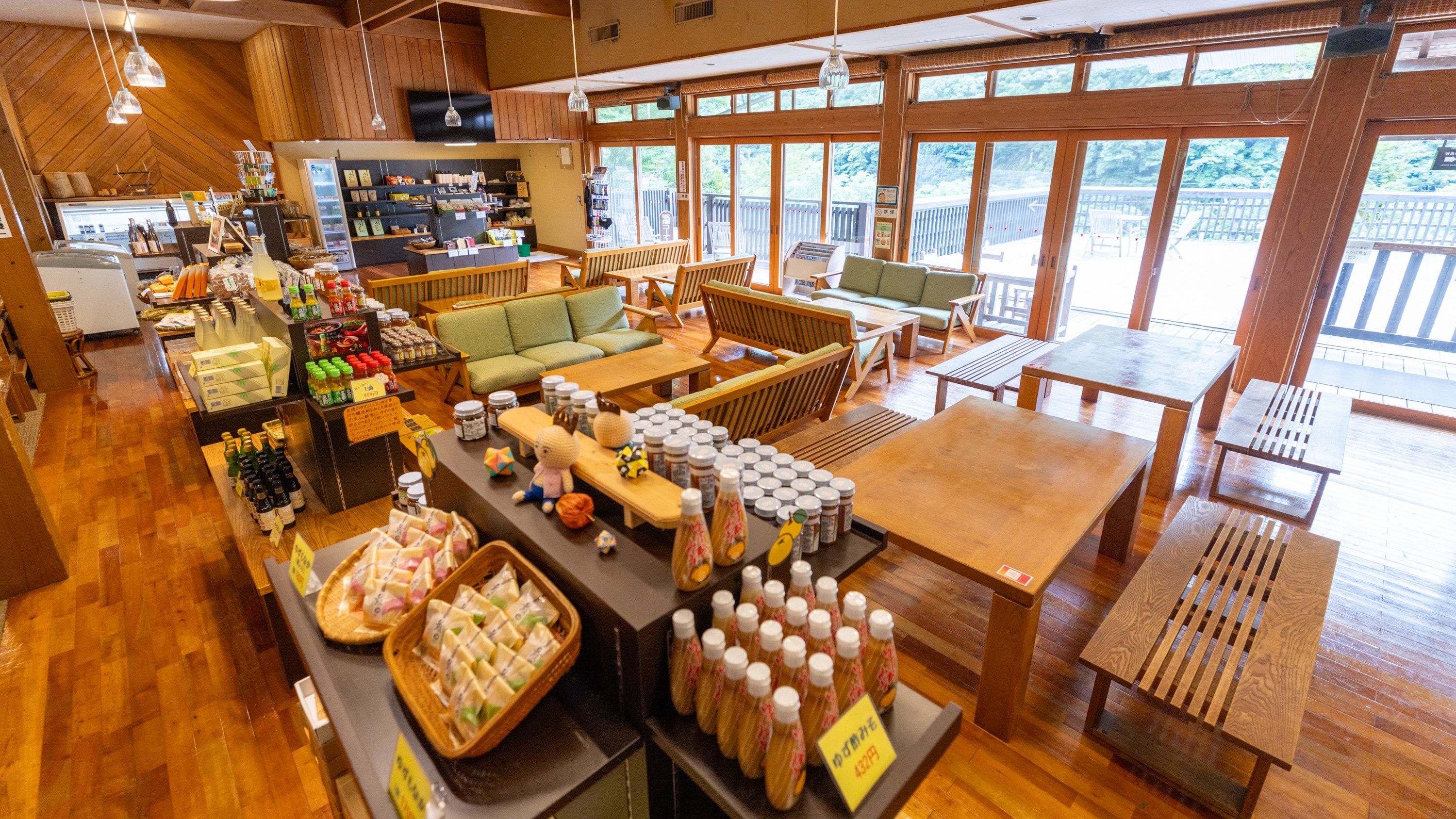 [Shop] A wide variety of Nishimera Village's local products are available! Please come and see our products made with yuzu citrus, smoked game meat, and more.