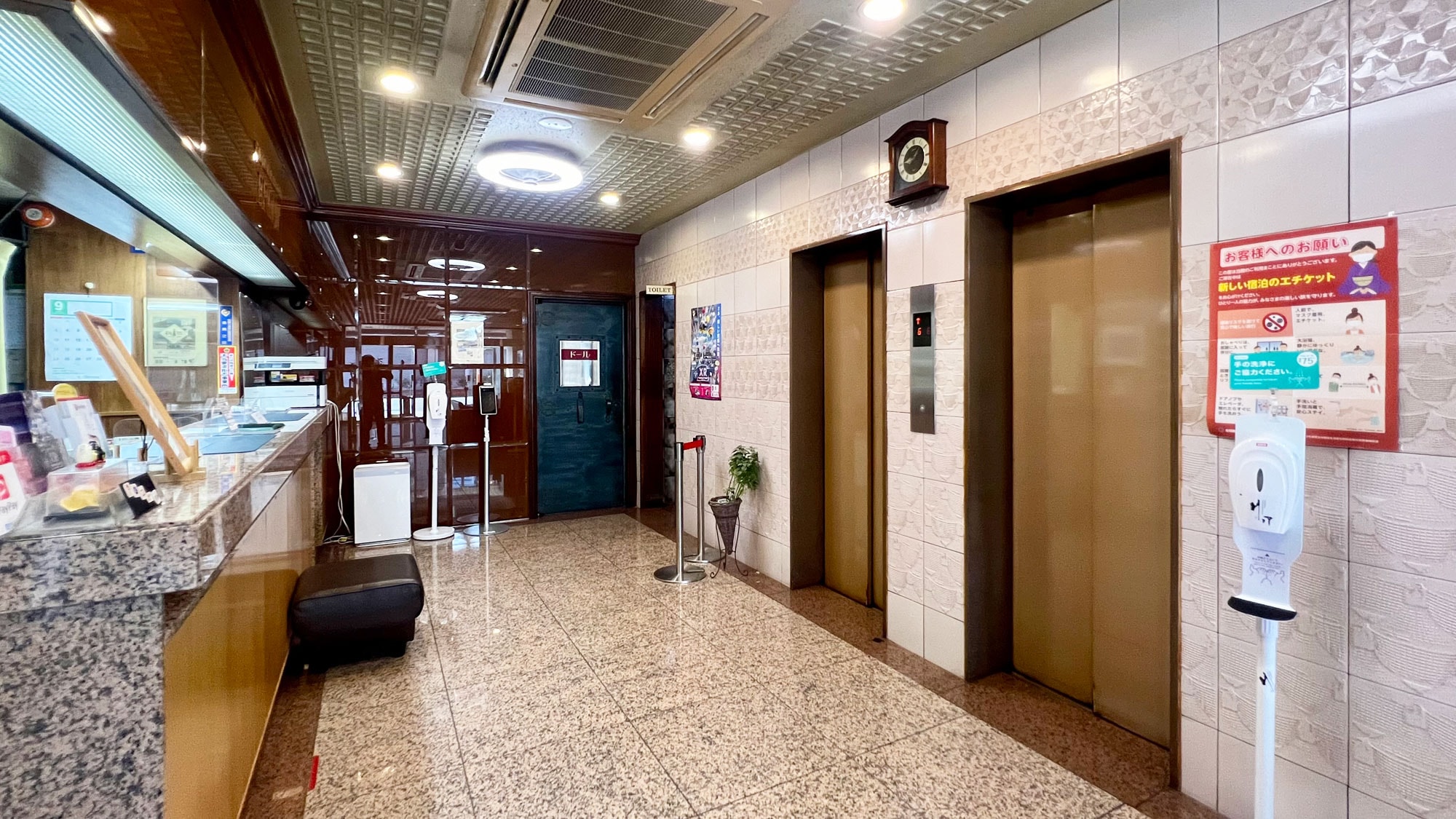[Depan] Ada dua lift.