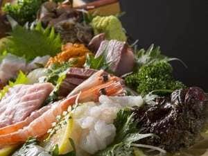 [Contoh makan malam] Piring berbentuk perahu berisi makanan laut musiman