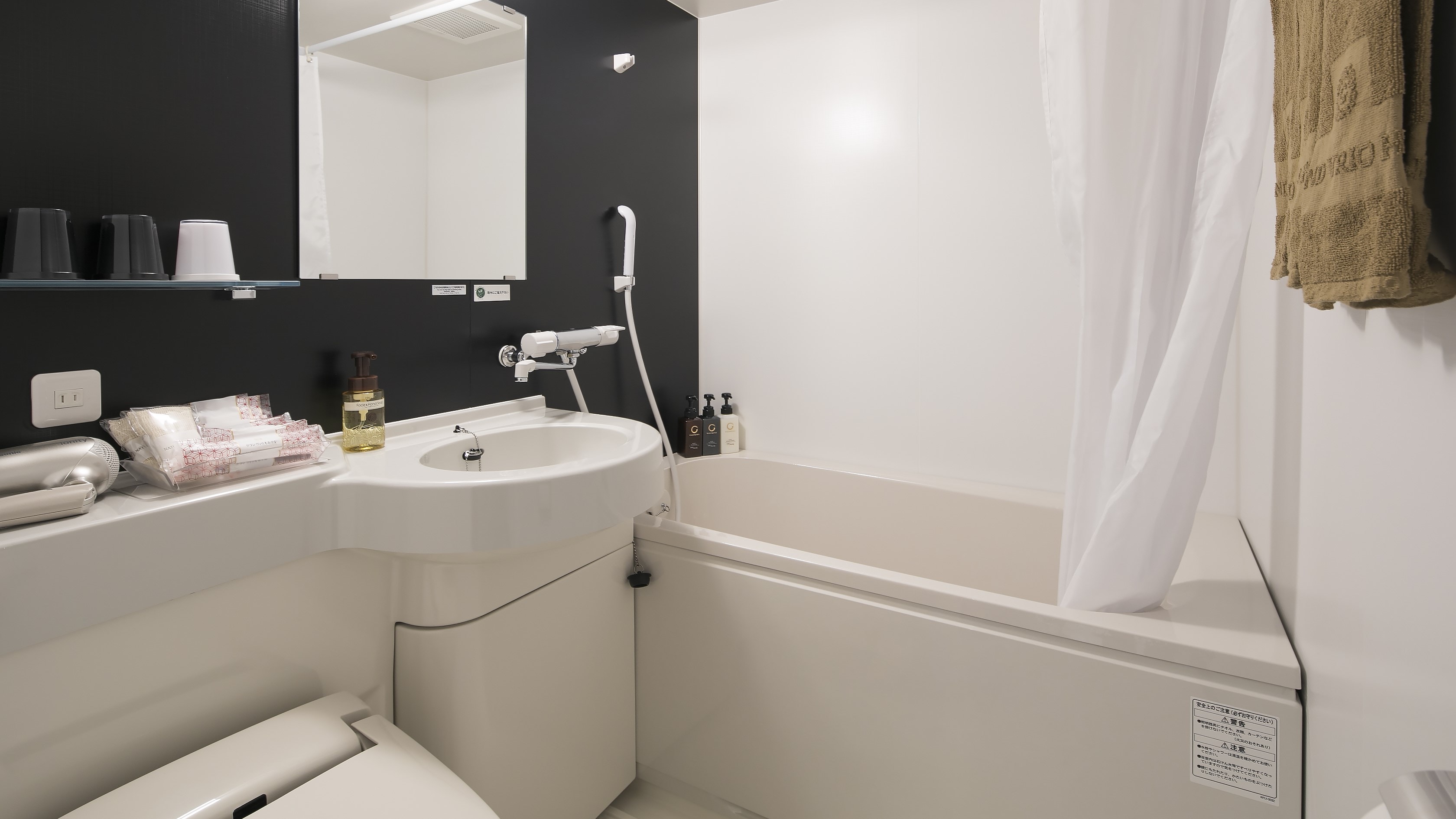 <Room unit bath> All rooms are equipped with a toilet with a washlet function.