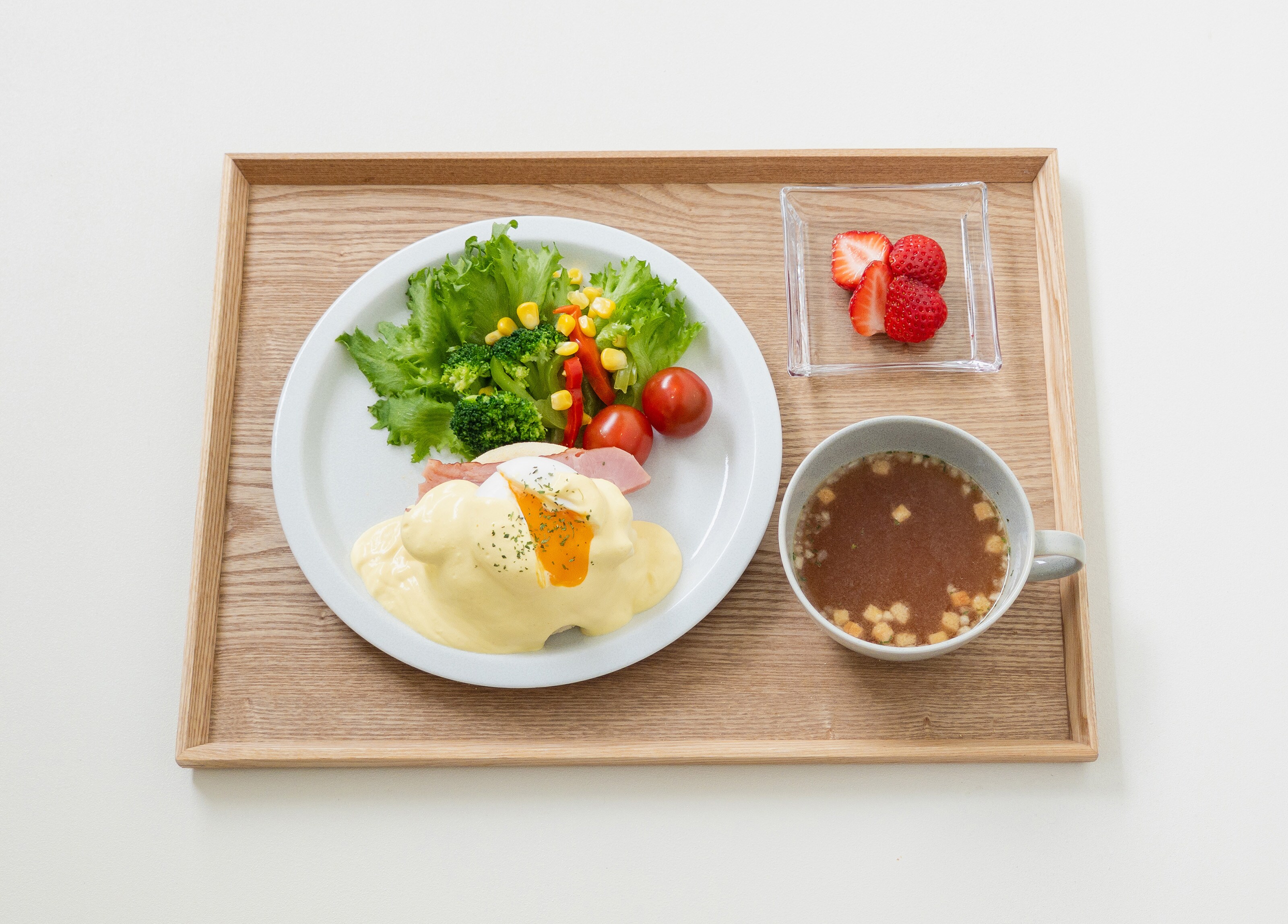 Breakfast: Eggs Benedict set