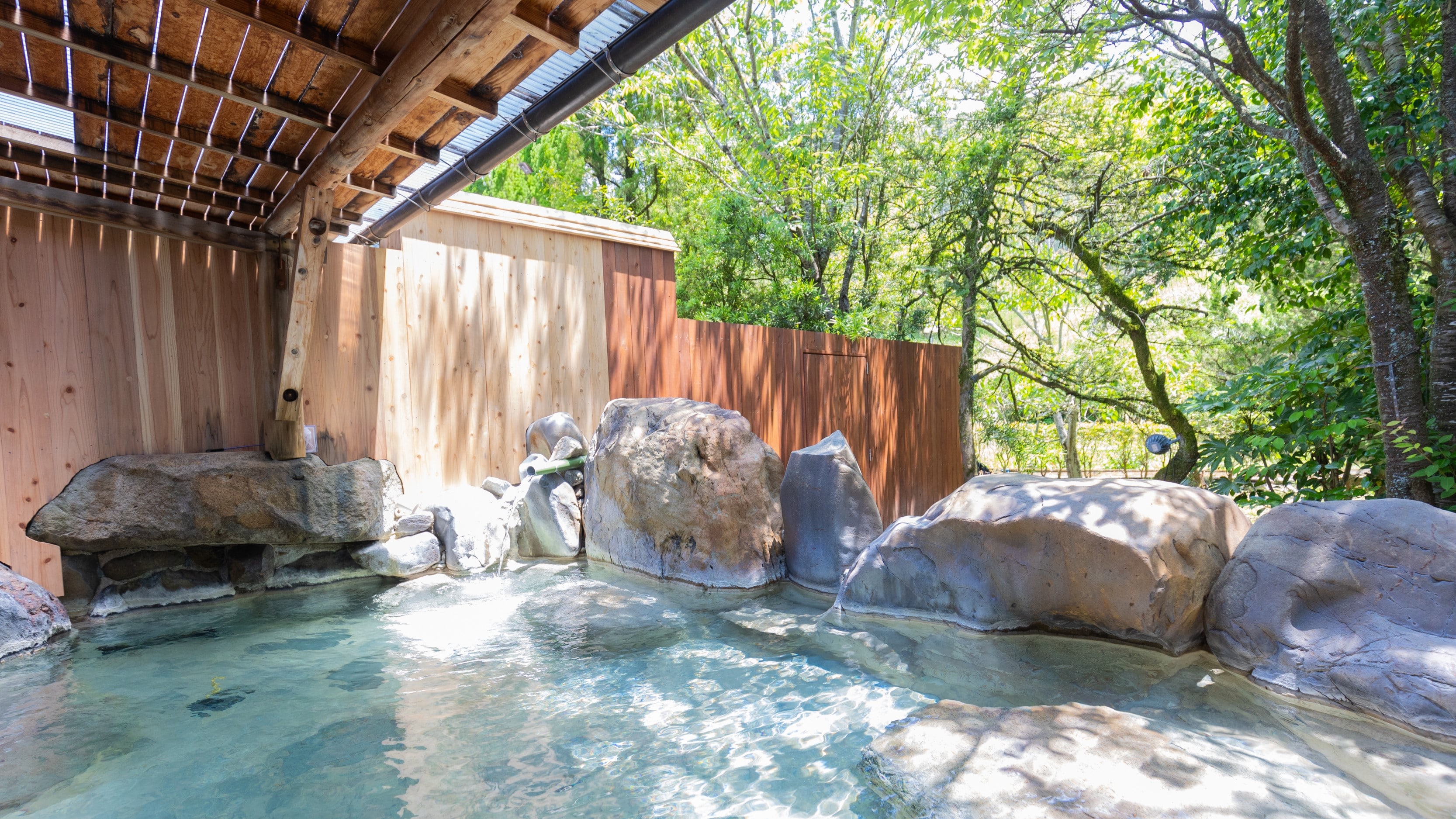 <Renovation> Large public bath/open-air bath: The water itself has a smooth feel due to its high alkaline concentration.