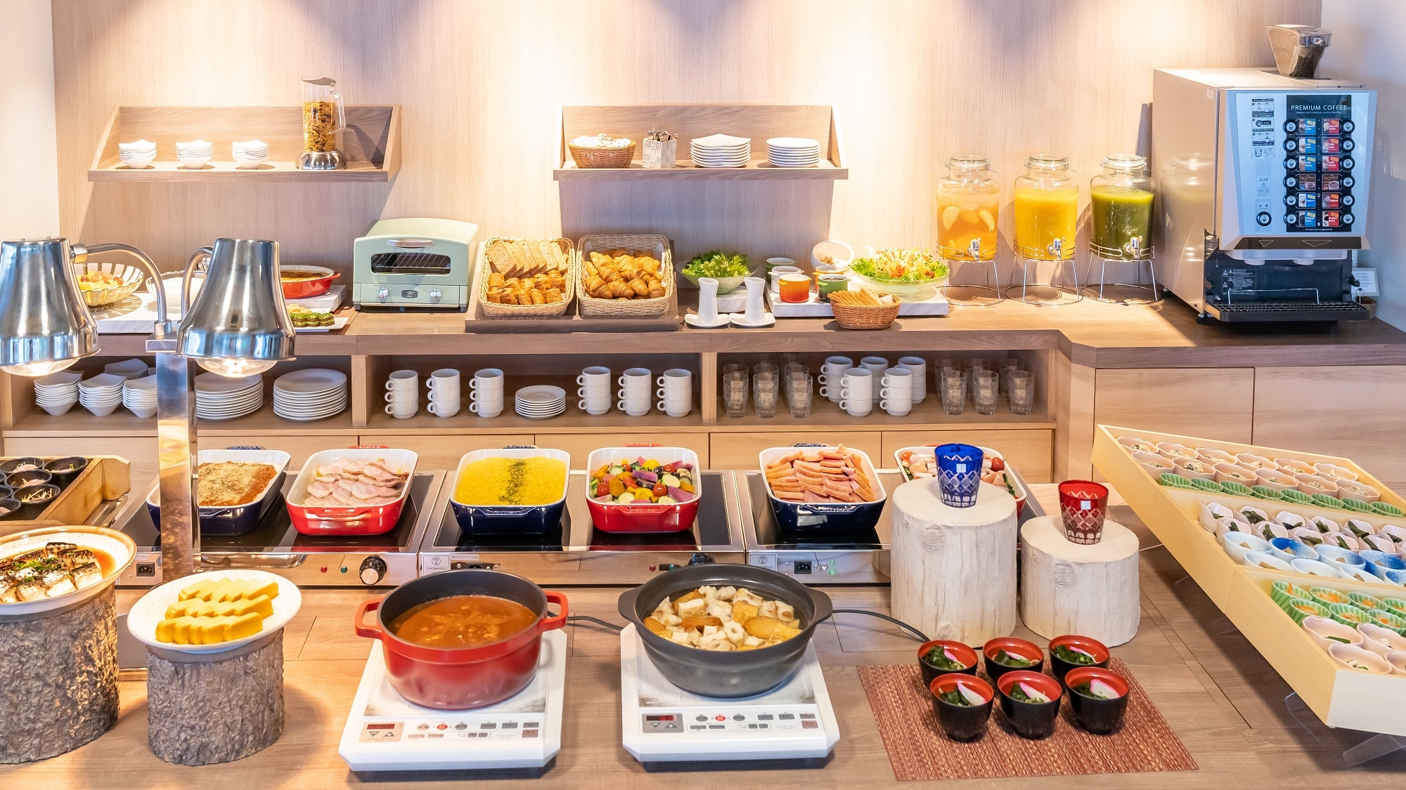 我們以自助餐的形式提供 40 多種食品和飲料，主要是日本料理。