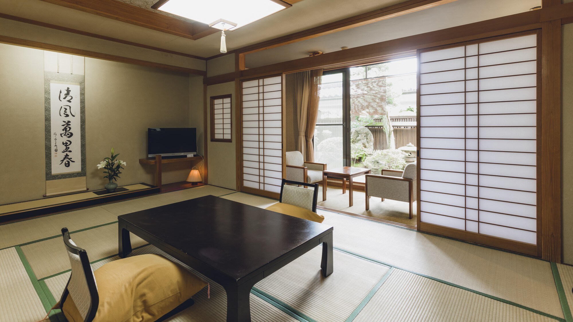 ◆ With a waiting room ◆ Japanese-style room (12 tatami mats + waiting room + wide rim)