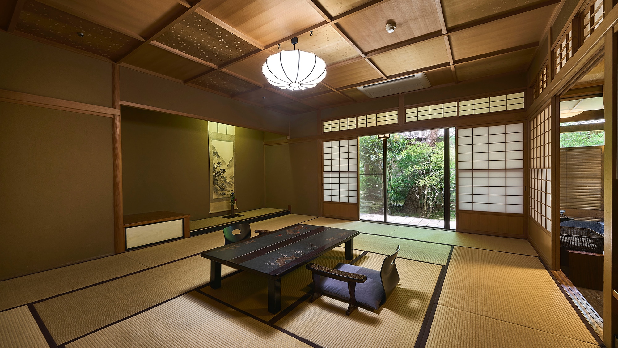 [Choyo Room: Two-story suite] From the first-floor room, you can enjoy close-up views of the garden that reflects the colors of the four seasons.