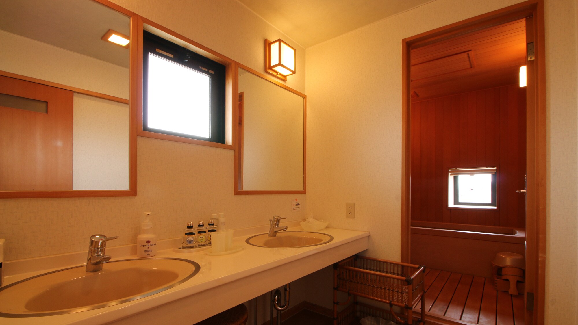 # [Murasaki Shikibu] The three-room room and all-cypress bath provide the spaciousness you'd expect from a special room.