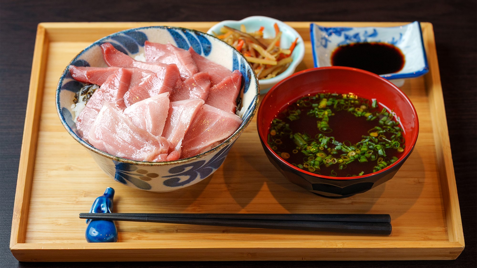 ・【晚餐】柏岛养殖生金枪鱼盖饭/附赠汤和小菜。本店招牌菜！尽享珍贵的生金枪鱼。