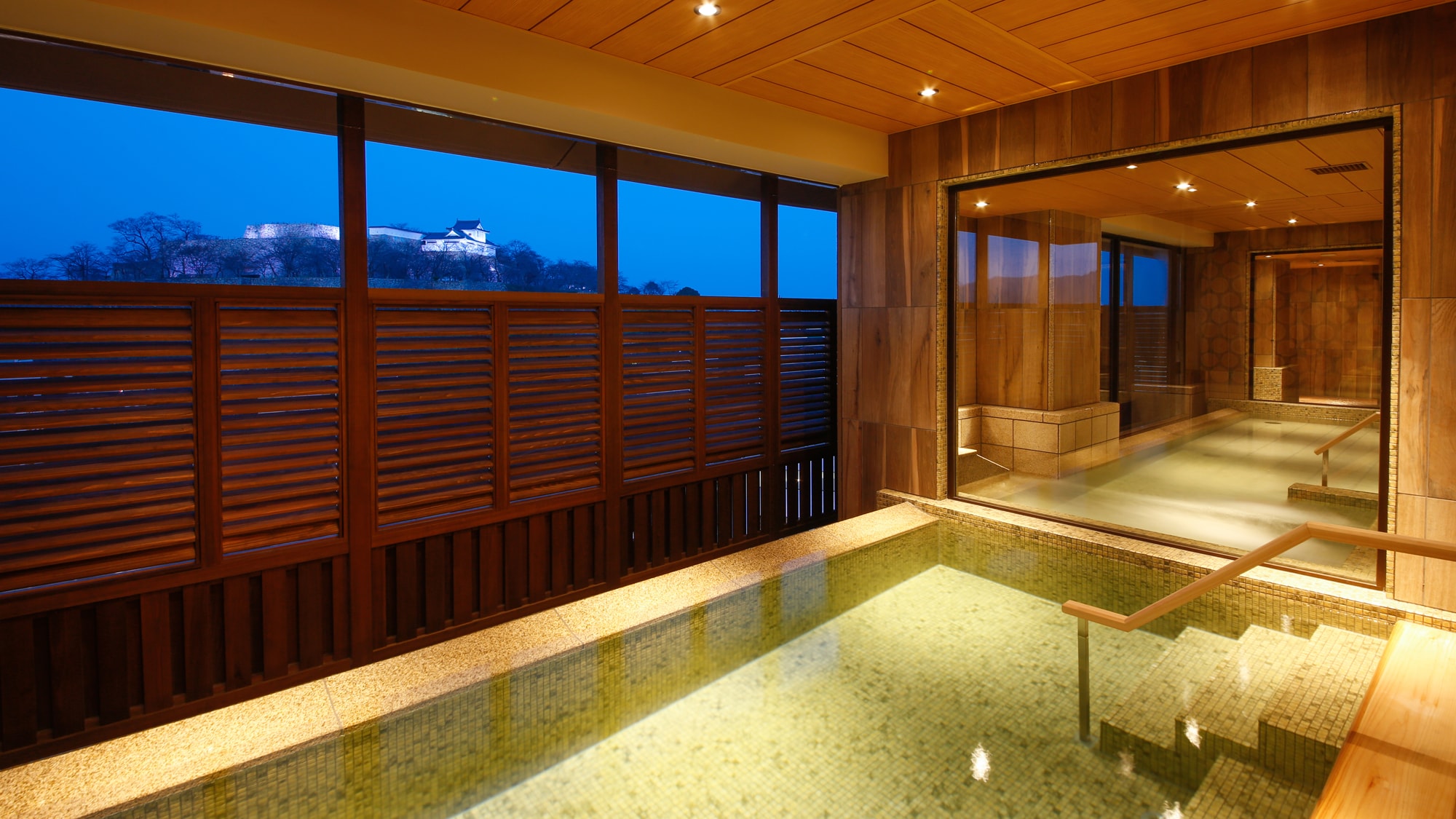 During your stay, you can also use the large hot spring bath at the group hotel "The Shiroyama Terrace Tsuyama Bettei" for free.