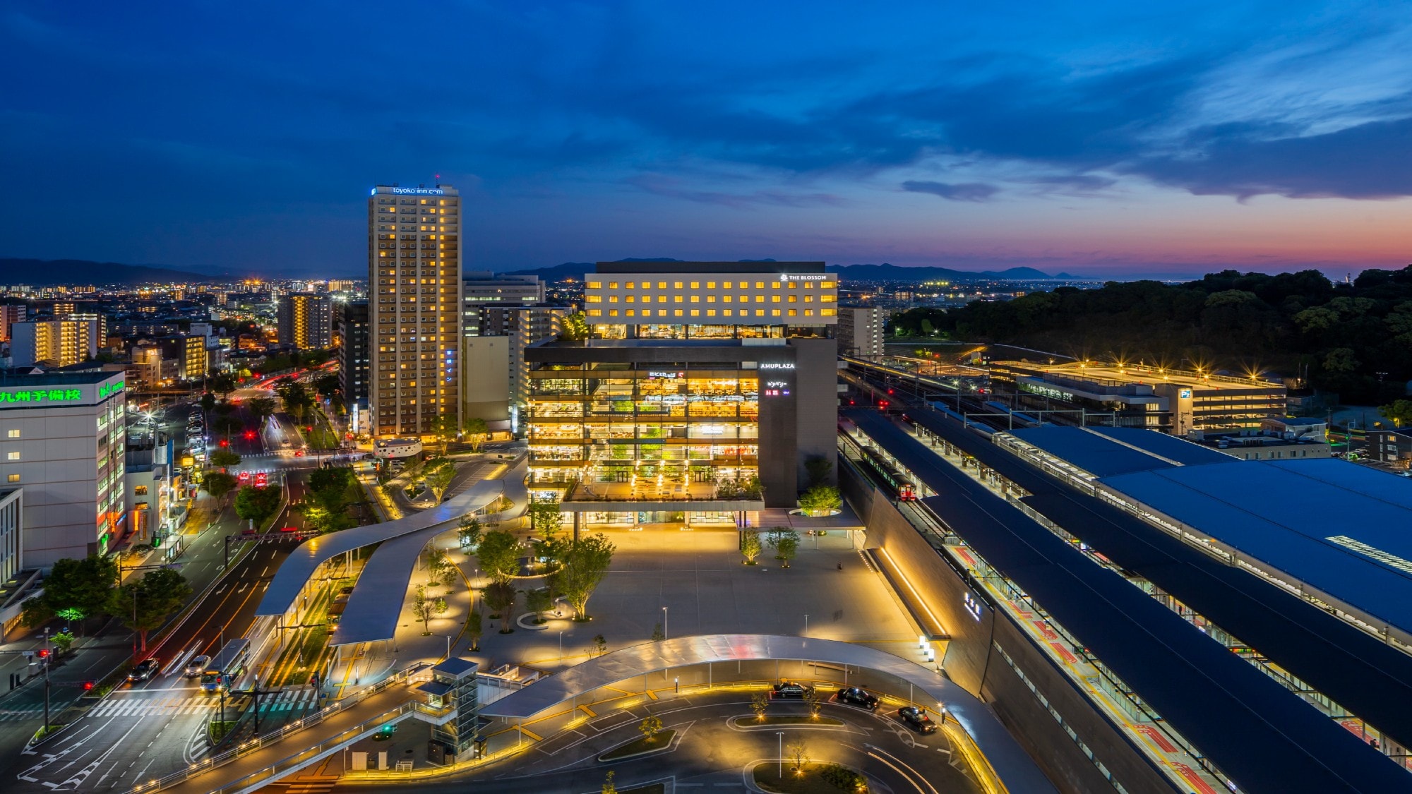 [Appearance] The new Kumamoto Station, overflowing with water and greenery. Facing the front of the building, the hotel entrance is on your right.