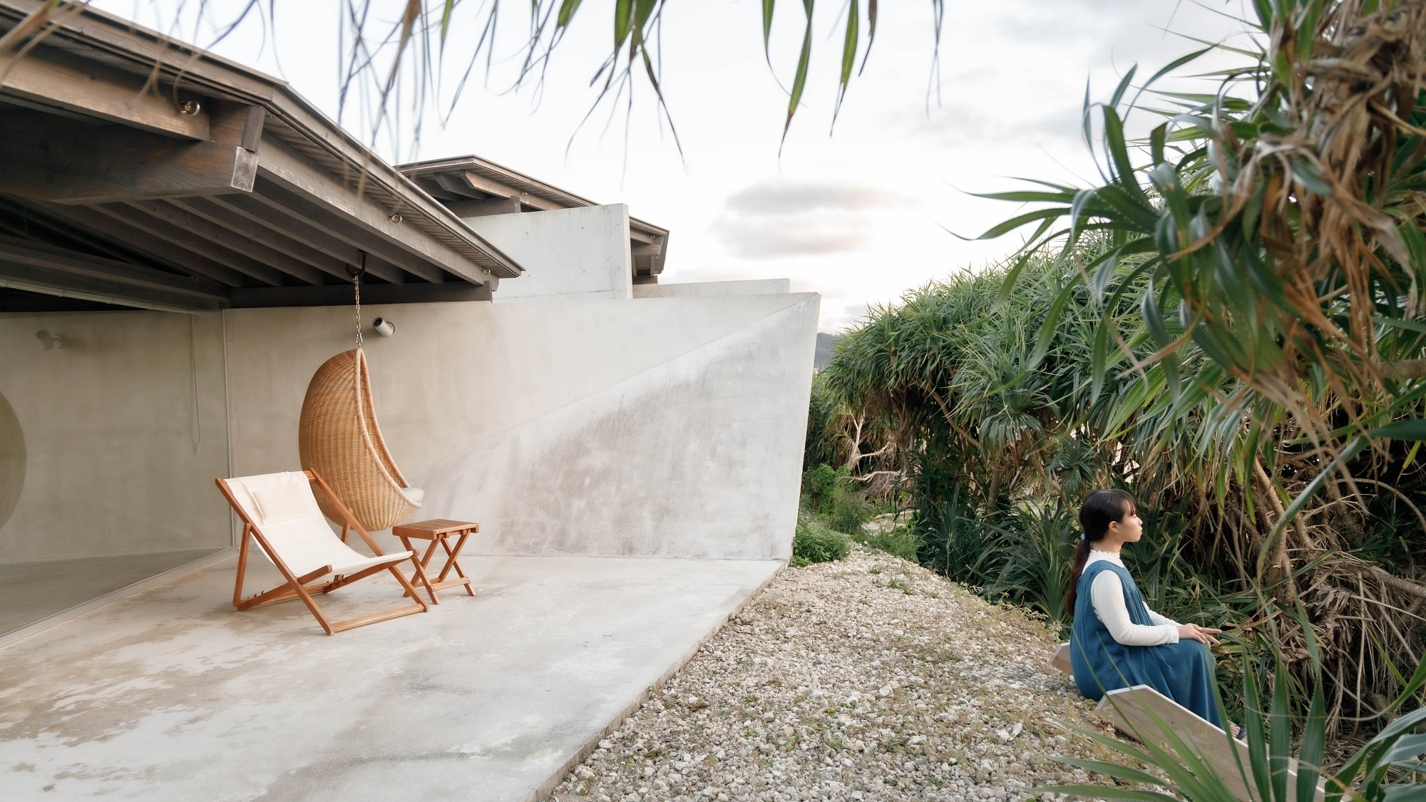 [วิลล่าดีลักซ์เตียงแฝด] ระเบียงรายล้อมด้วยต้นเตยหอม