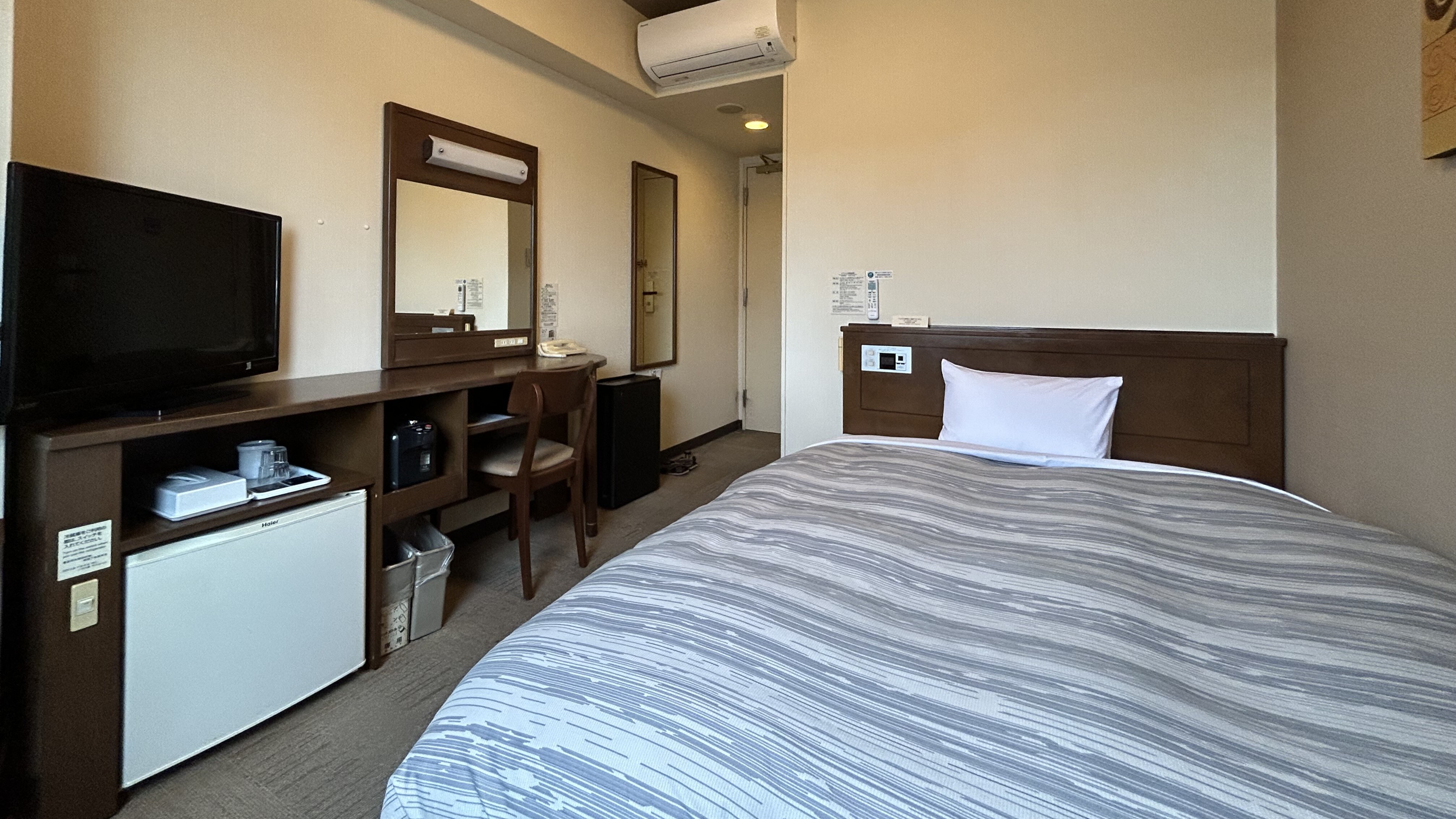 Tempat tidur single standar lebar 140 x 196 14 meter persegi