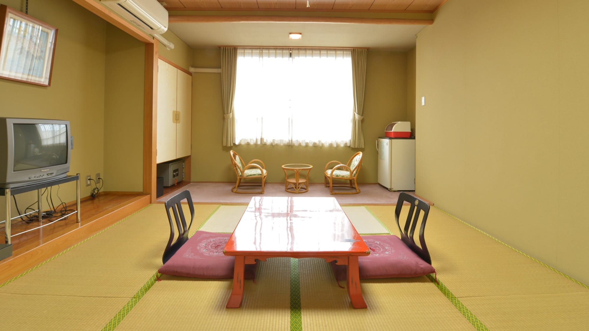 * [Example of Japanese-style room with 8 tatami mats] Please stretch your legs on the tatami mats and heal your tiredness.