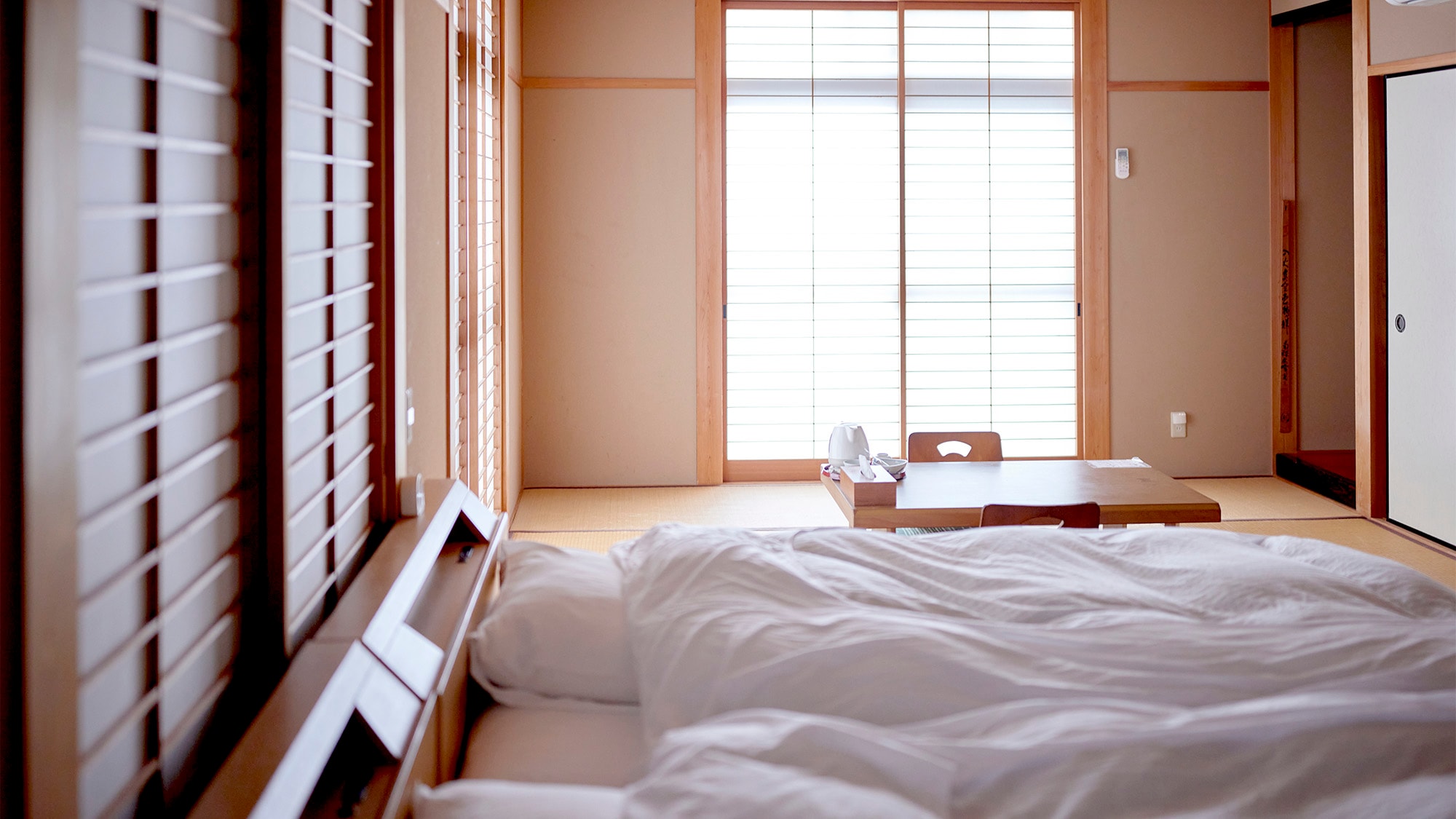 ・ Japanese and Western rooms with beds and tatami mats are also available.