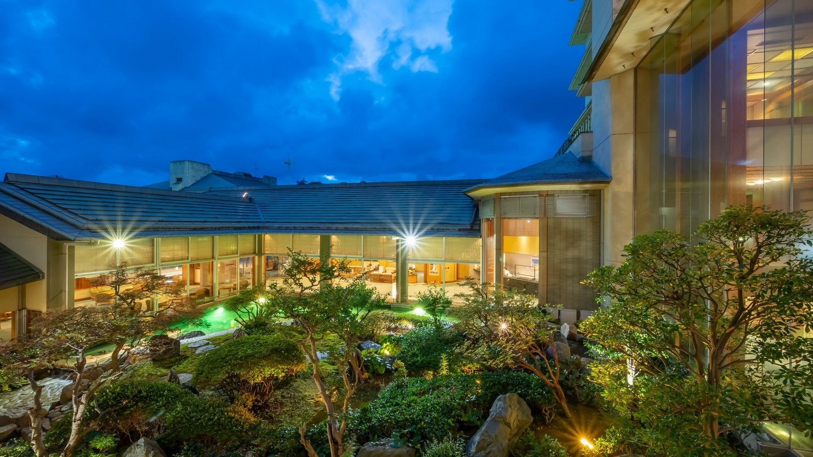 A courtyard where you can enjoy the changing seasons and fantastic lighting