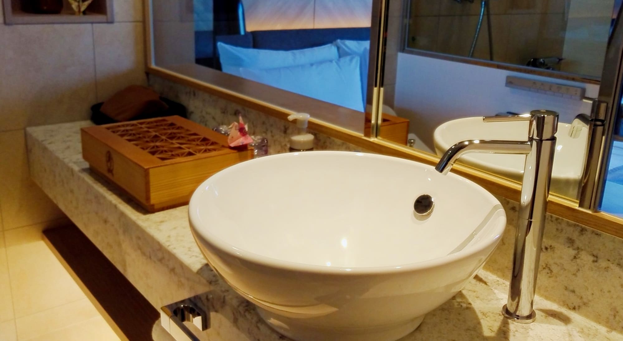 Bathroom with washroom / Spacious independent wash counter