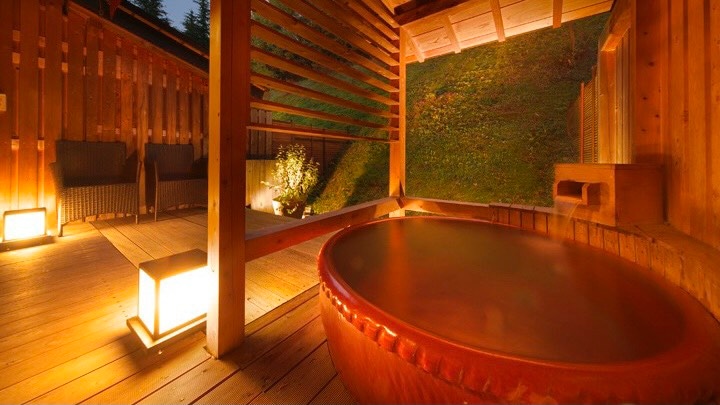 [Japanese-style room with open-air bath]
