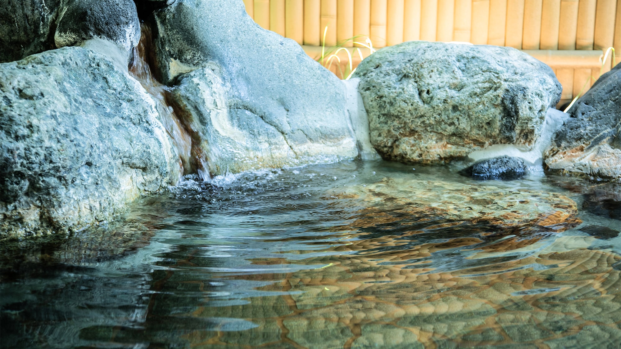 *[Open-air hot spring bath] The open-air bath can be rented for private use and is large enough for the whole family to bathe together.