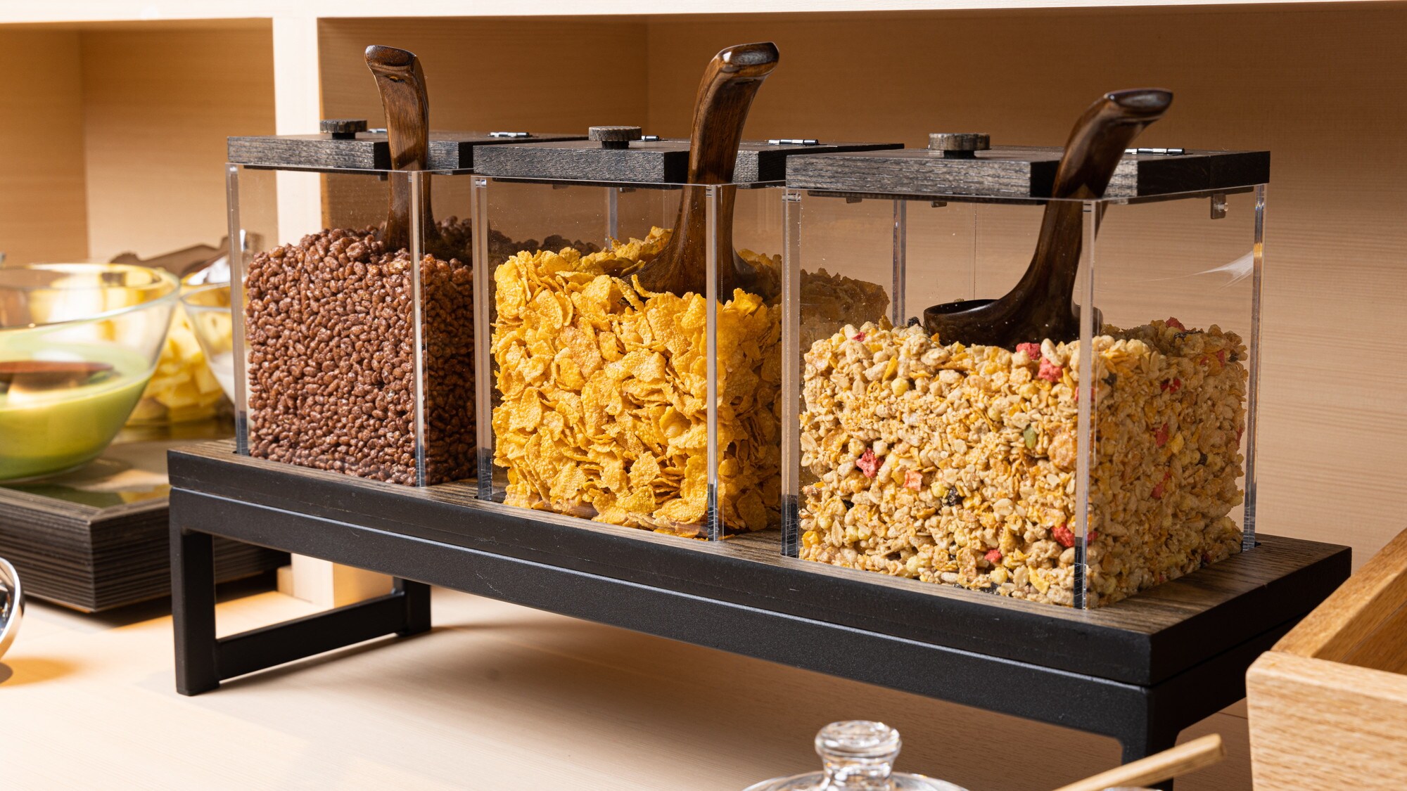 [Breakfast] Flakes are also available.