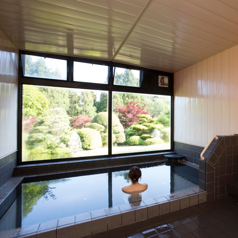 Large bath 1 (men and women alternate)