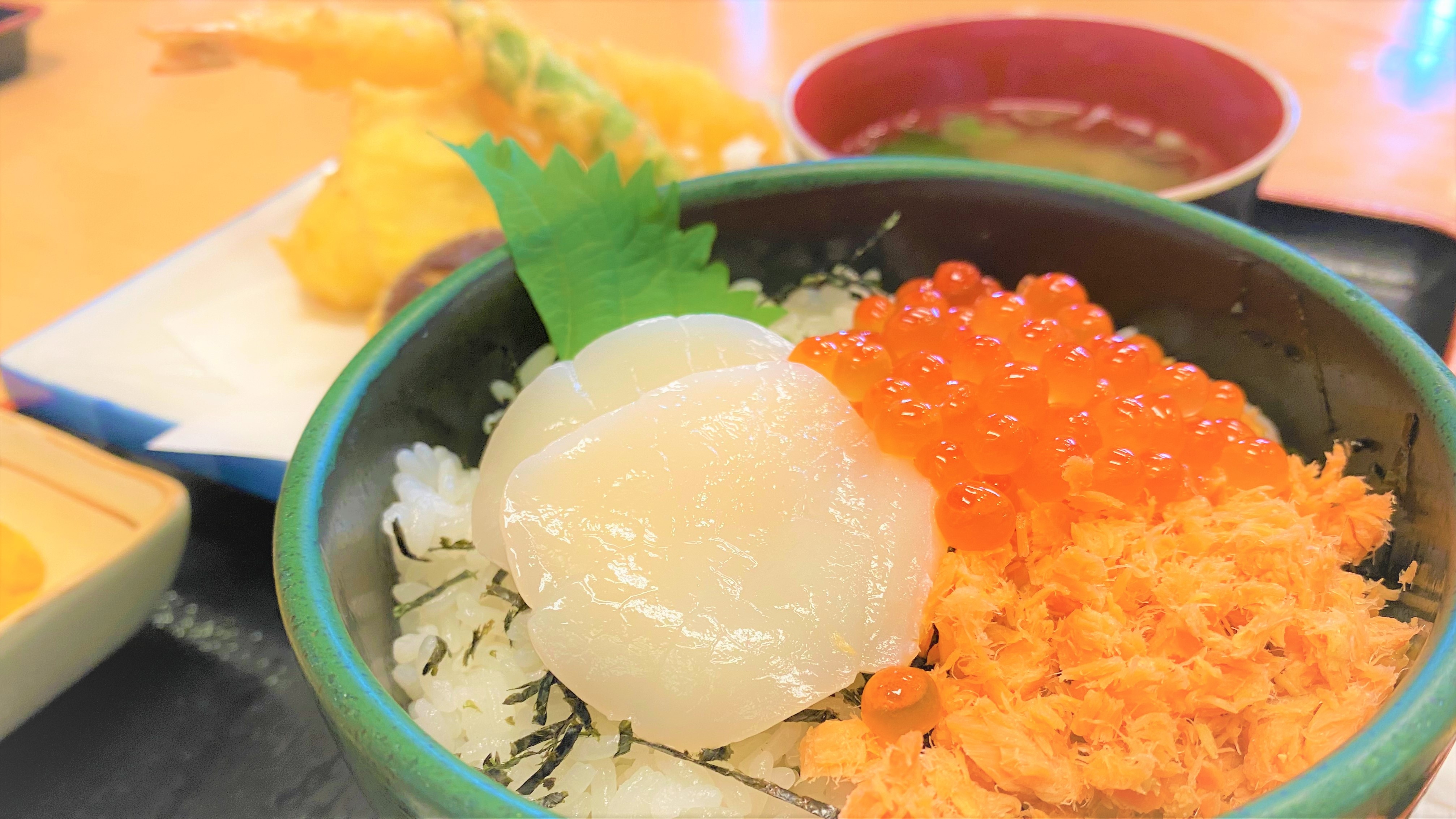 Ketika berbicara tentang sarapan di Hakodate, hal pertama yang terlintas dalam pikiran adalah Pasar Pagi Hakodate, yang terletak tepat di sebelah Stasiun Hakodate!