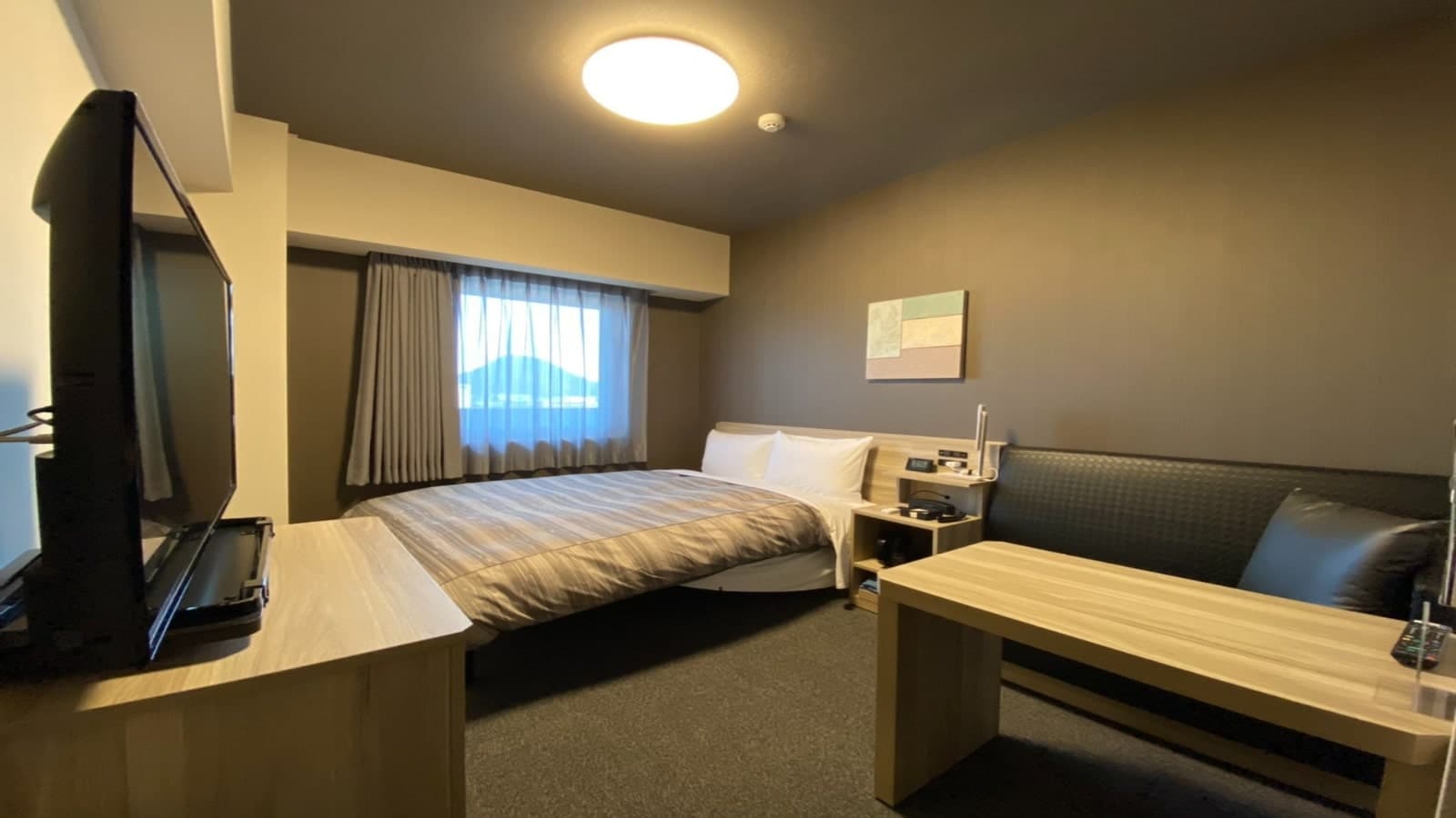 [Semi-double room]　◆Bed width 160cm x 200cm　◆40-inch TV