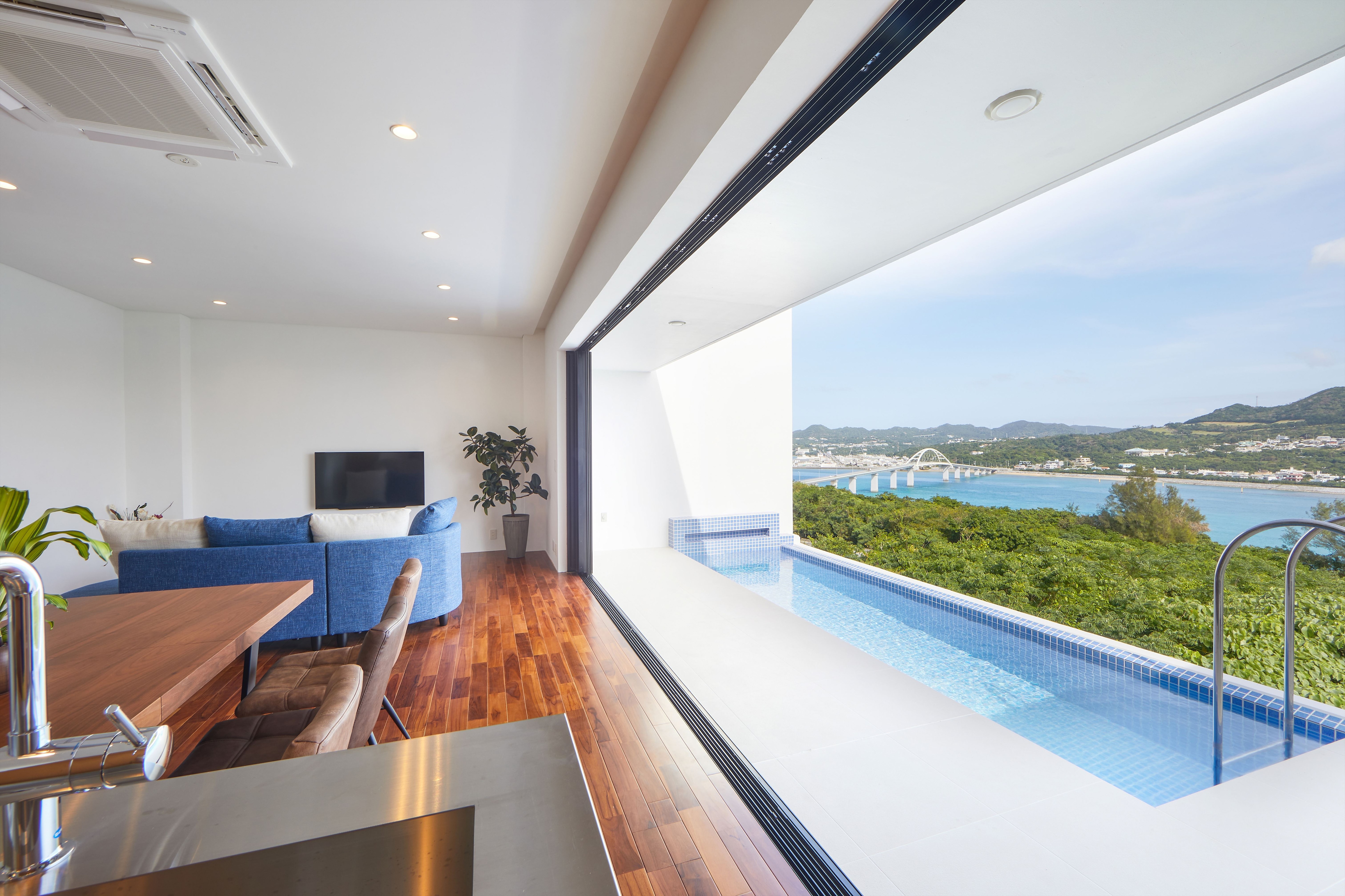 Kitchen, dining room, living room (Currently, a separate building is being constructed between the house and the sea.)