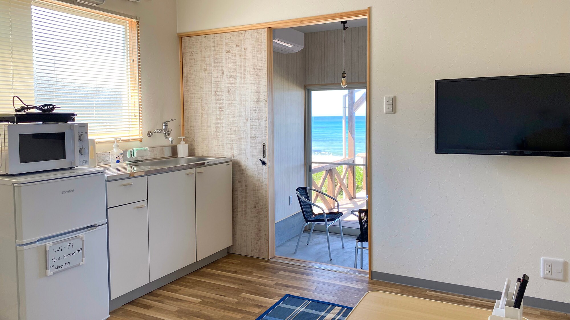 ・ How about a tea time on the terrace directly connected to the kitchenette?