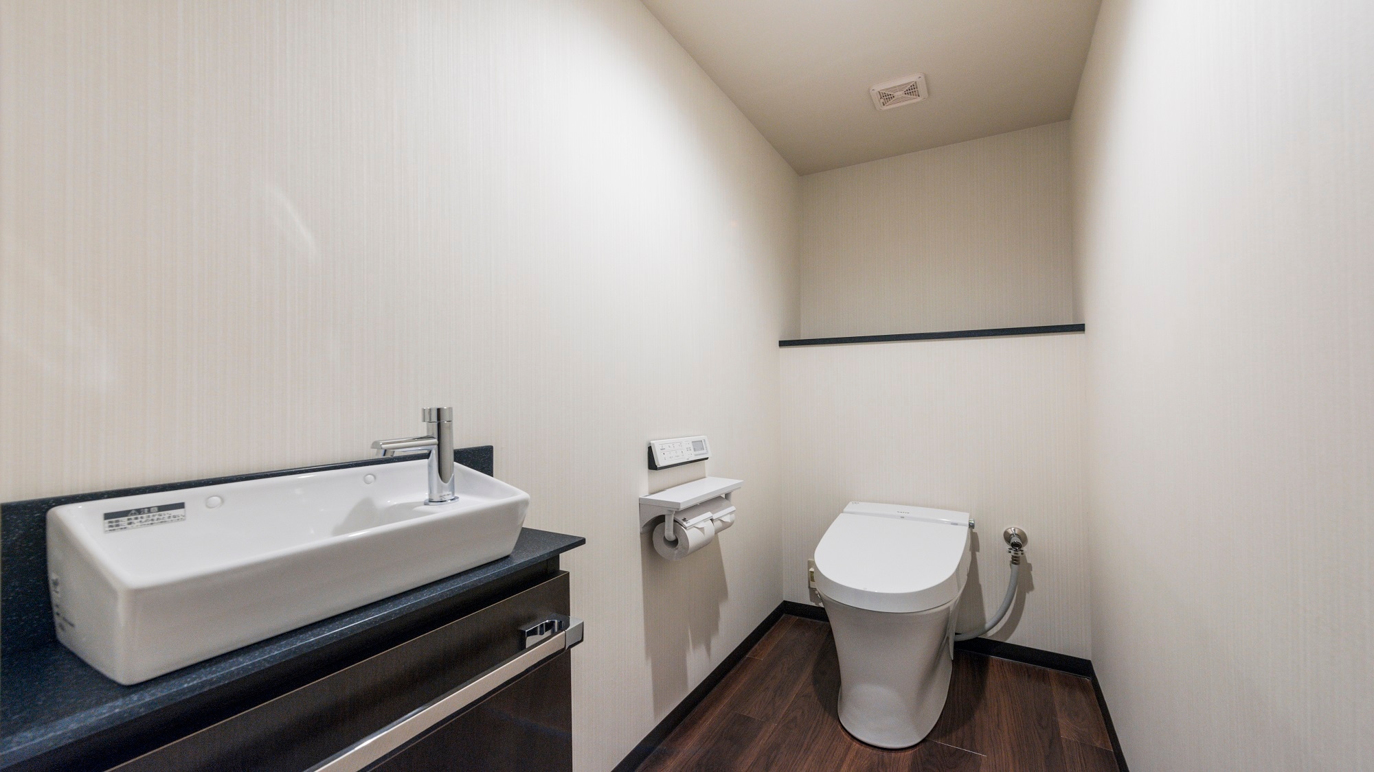 Deluxe Twin (separate bath and toilet)