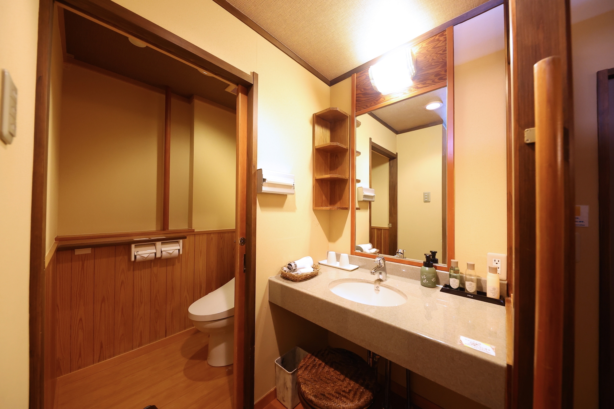 Casual guest room with open-air bath (10 tatami Japanese-style room/washroom image)