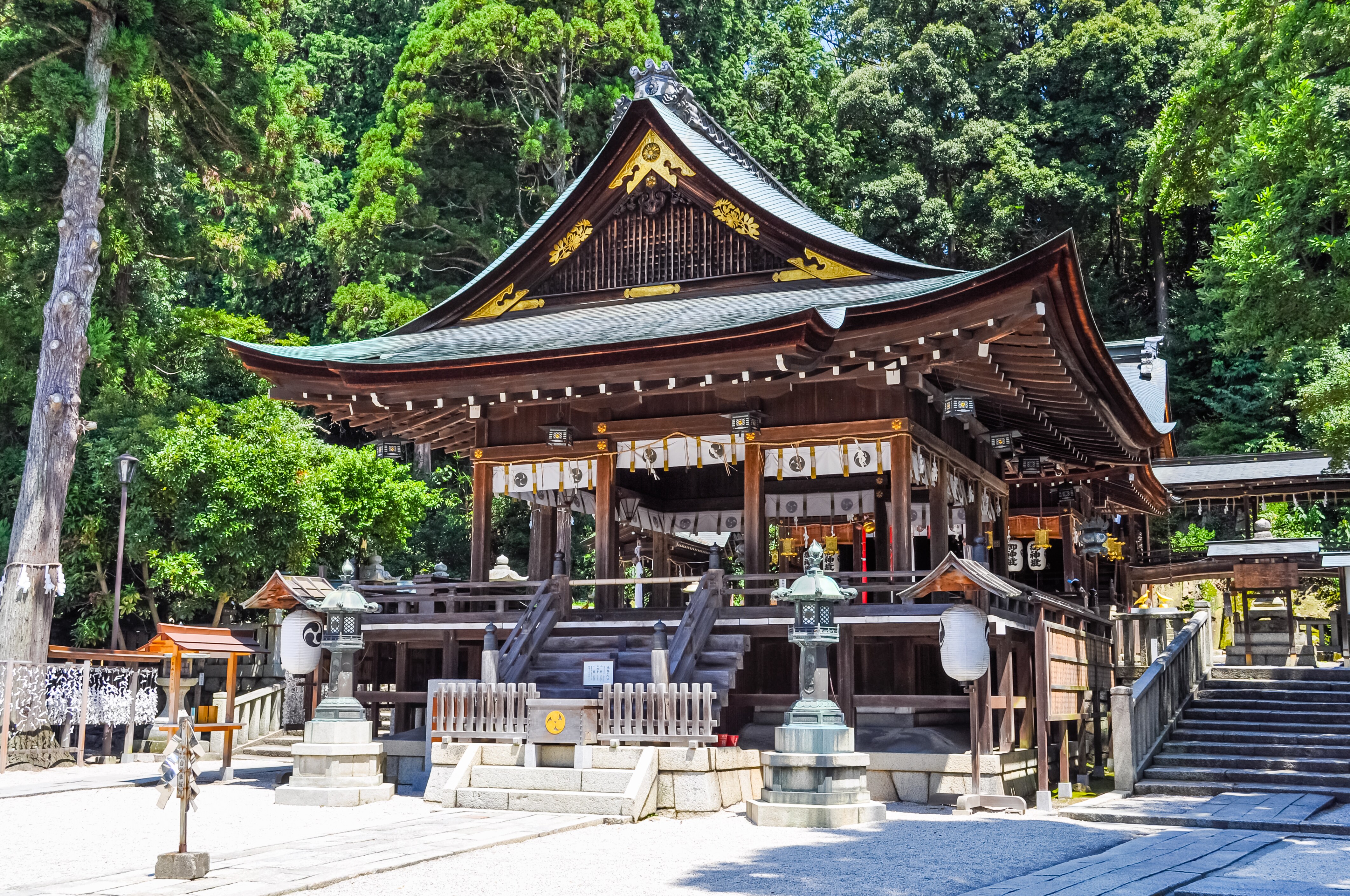 [Nearby sightseeing] A shrine located in the center of Omihachiman city, 10 minutes on foot from the facility, featuring a historic building and beautiful gardens.