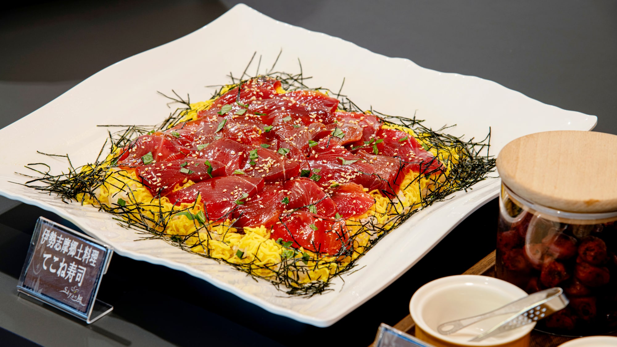 [Breakfast] Please help yourself to Mie Prefecture's specialty "Tekone Sushi" (example)