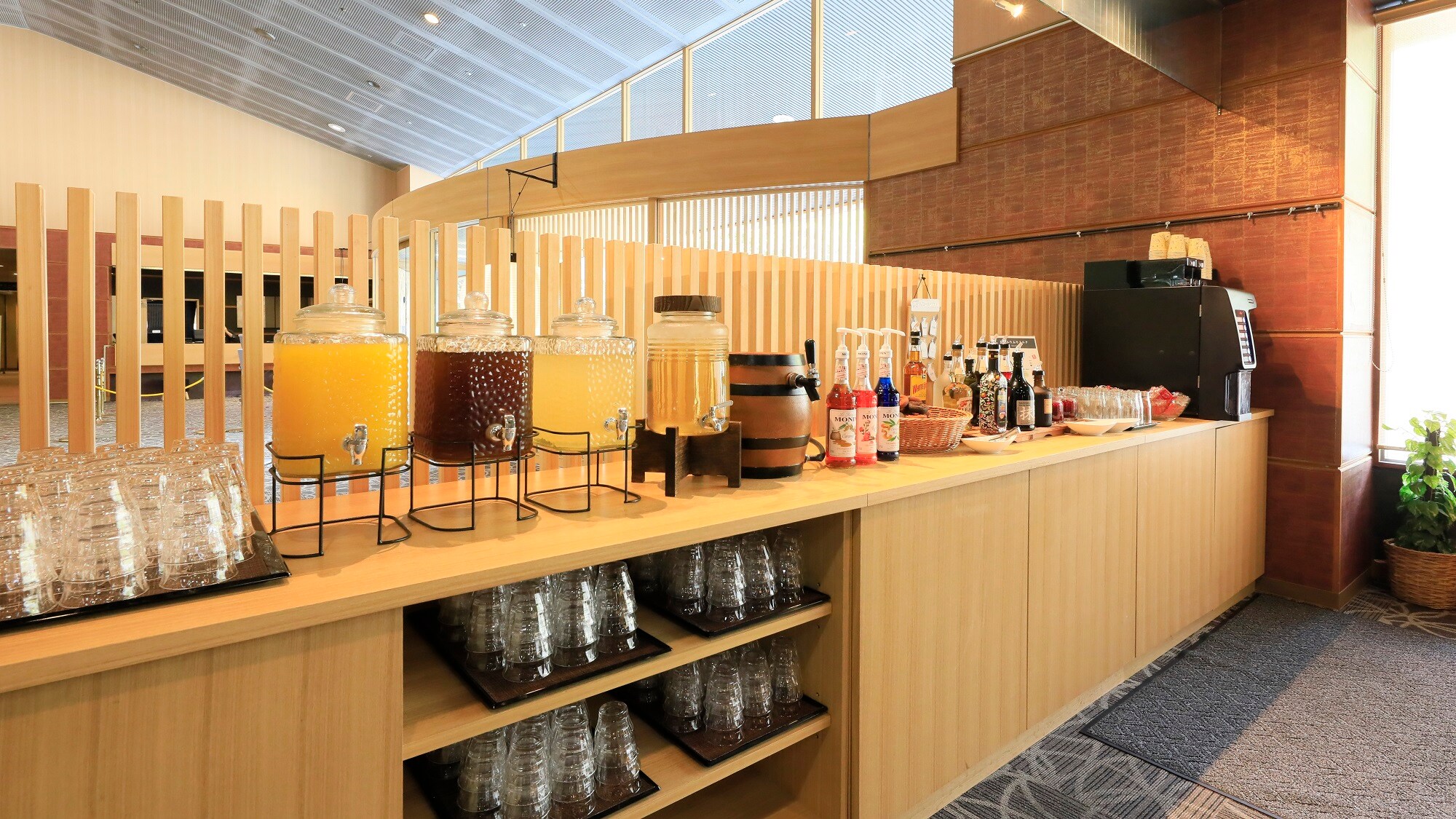 [Marumaru Yutoriro] The drink corner is located in the lobby on the first floor. Feel free to enjoy it *example