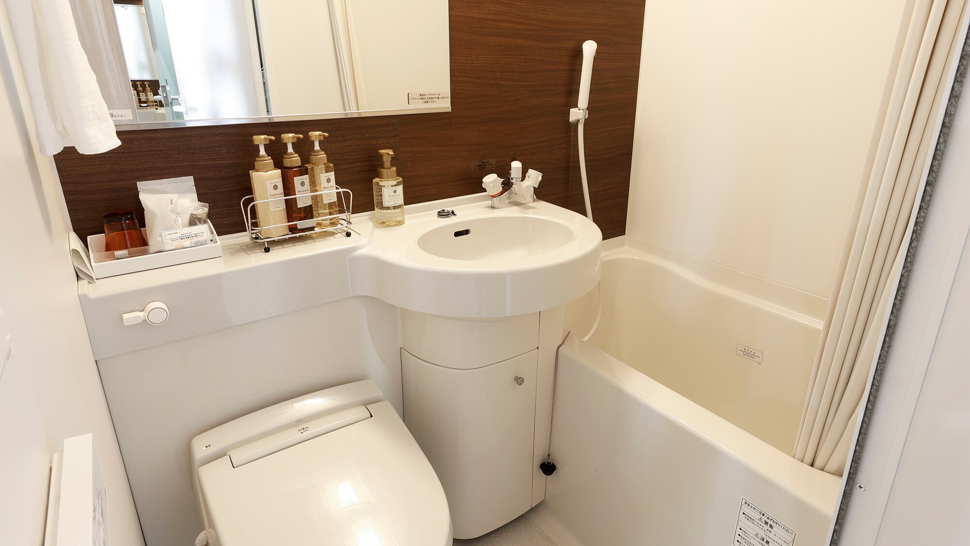 [Bathroom] This is a unit bath.