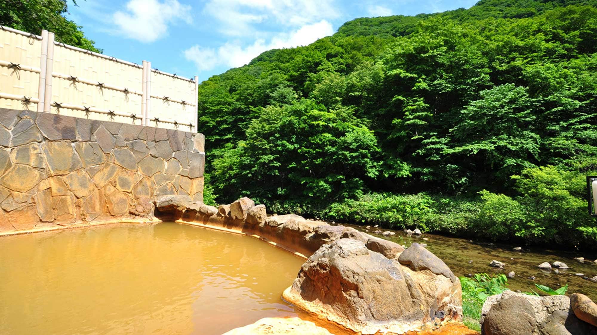 [Open-air bath] Men's open-air bath. The water pouring from the spout is almost transparent, but turns reddish brown due to oxidation.