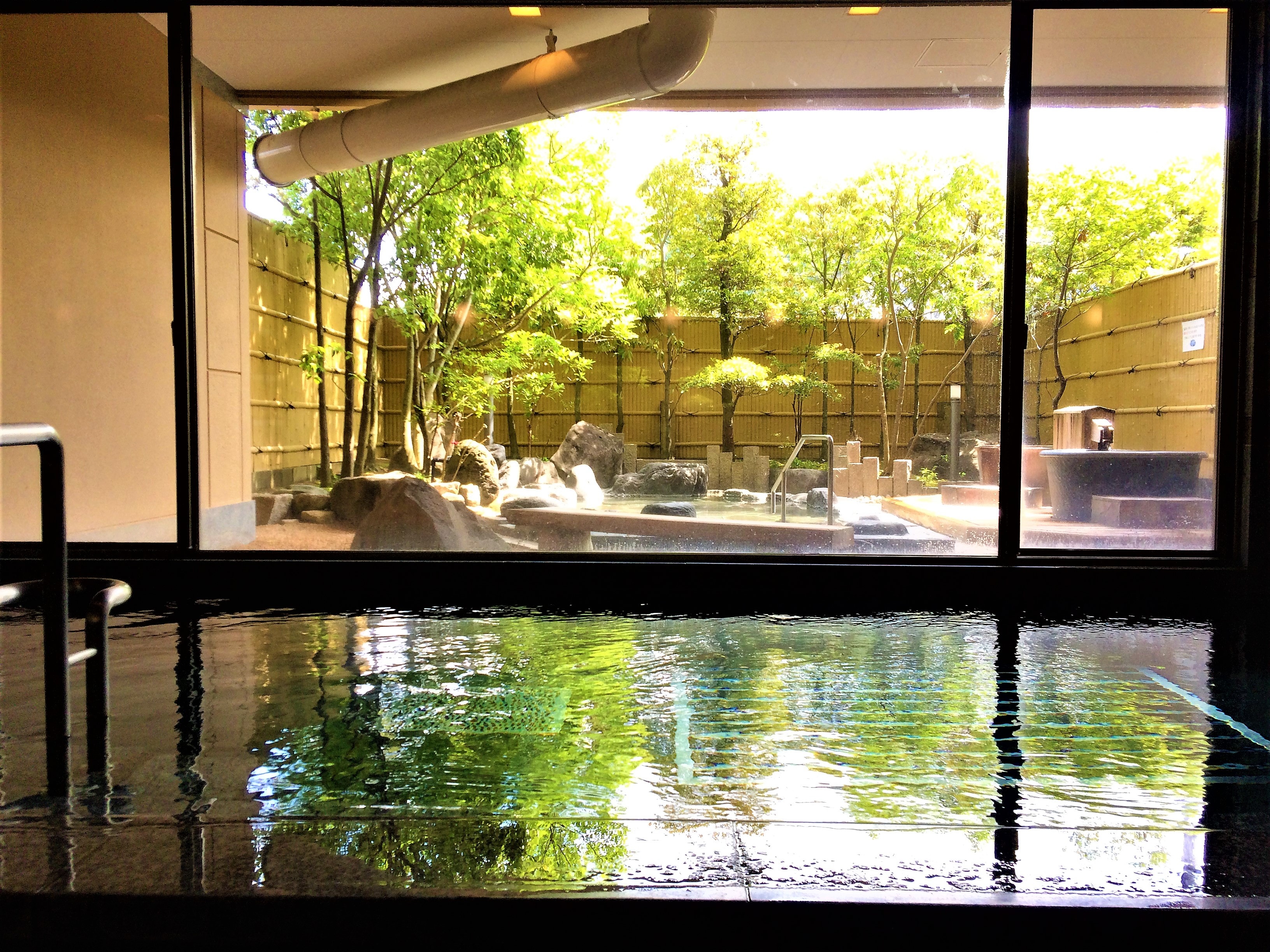 Enjoy the extraordinary view of the garden and the passage of time. ~Himeshima Onsen~